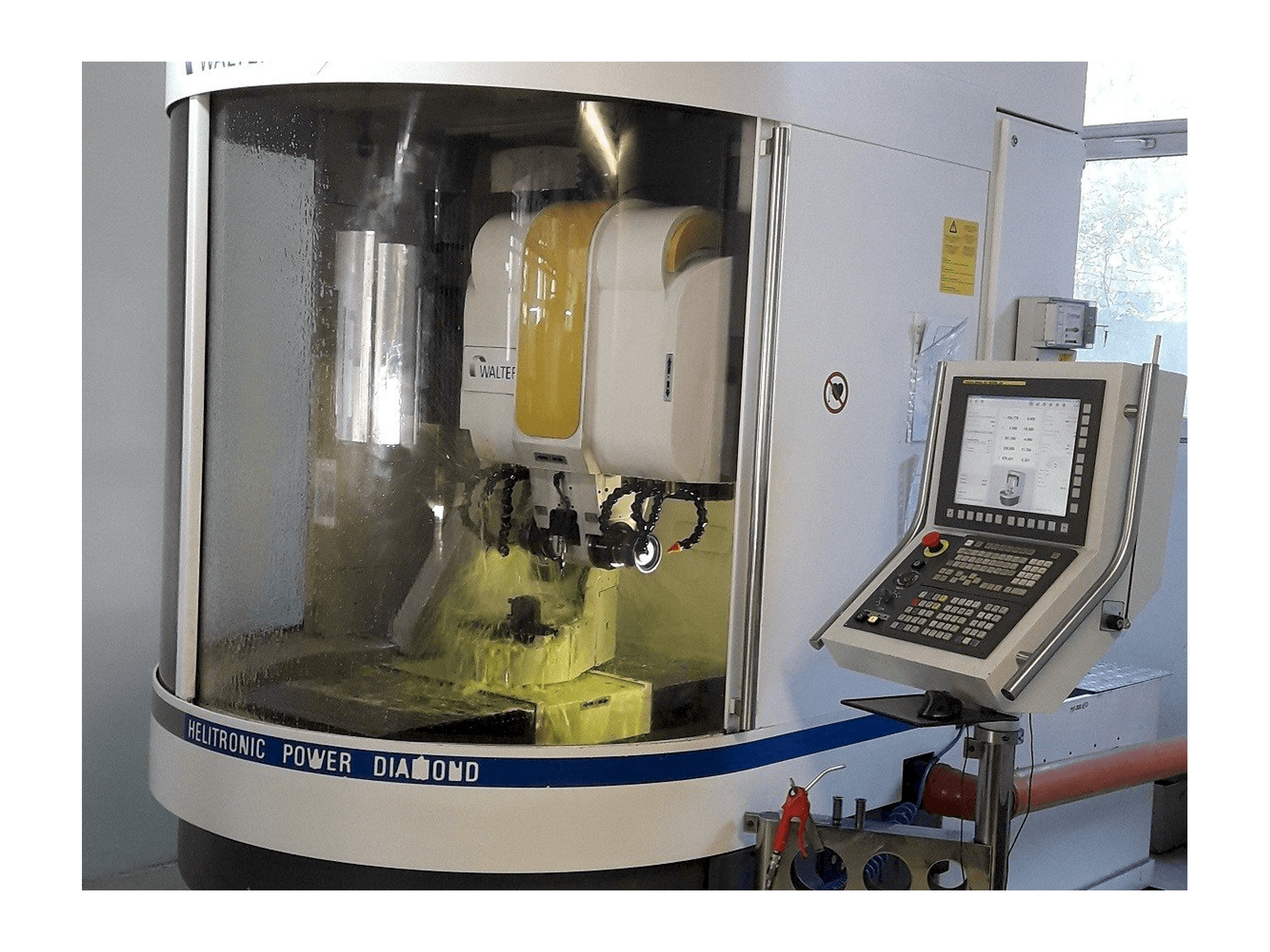 A Walter Helitronic Power F gép elölnézete