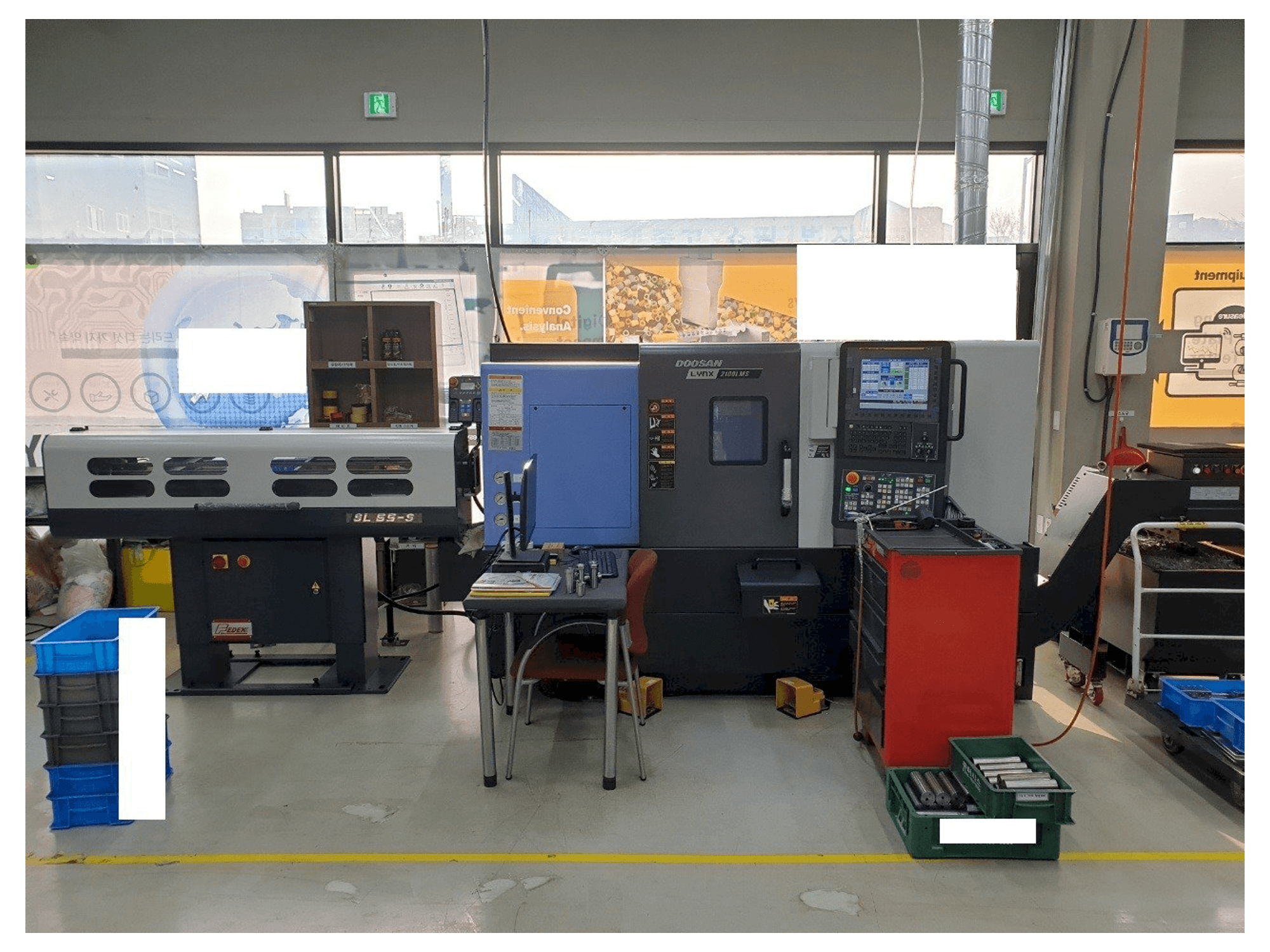 A Doosan LYNX2100LMSB gép elölnézete