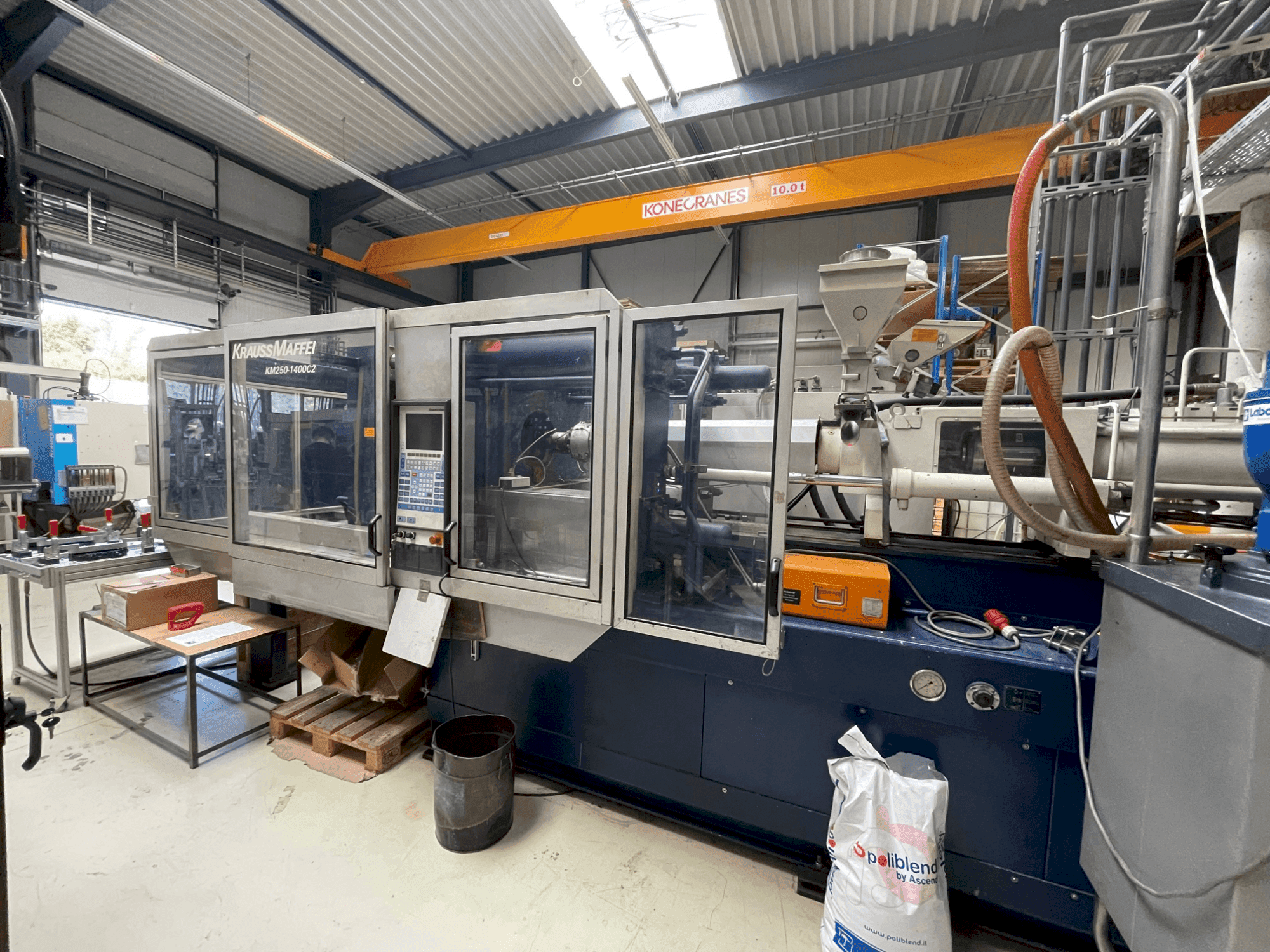 A Krauss Maffei 250-1400 C2 gép elölnézete