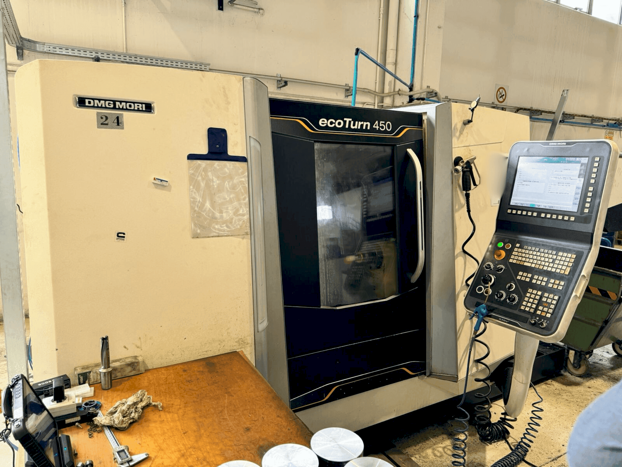 A DMG MORI EcoTurn 450 V3 gép elölnézete