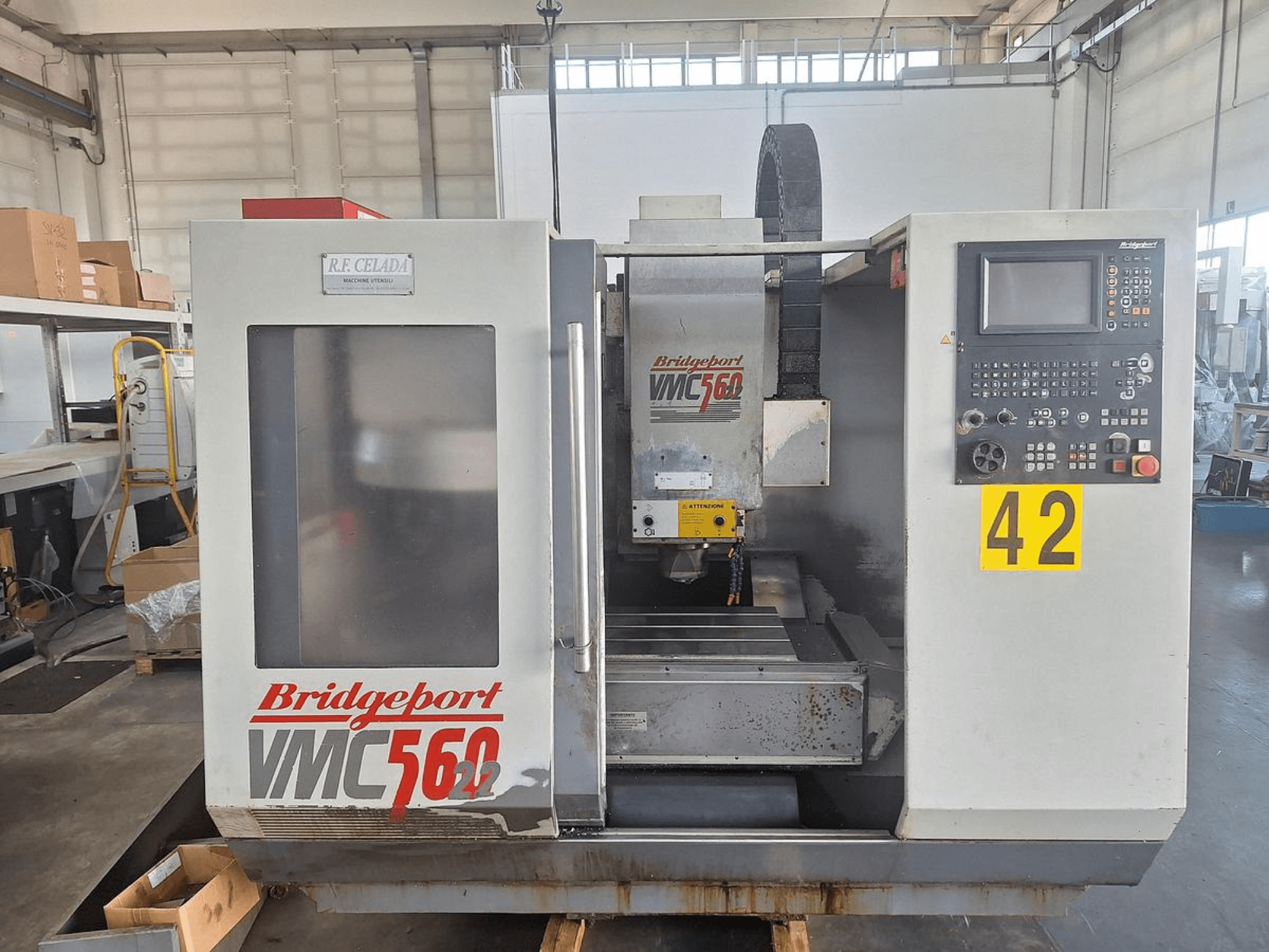 Bridgeport VMC 560/22 függőleges megmunkáló központ, elölnézet, a vezérlőpanellel, a szerszámtartóval és a munkaterülettel.