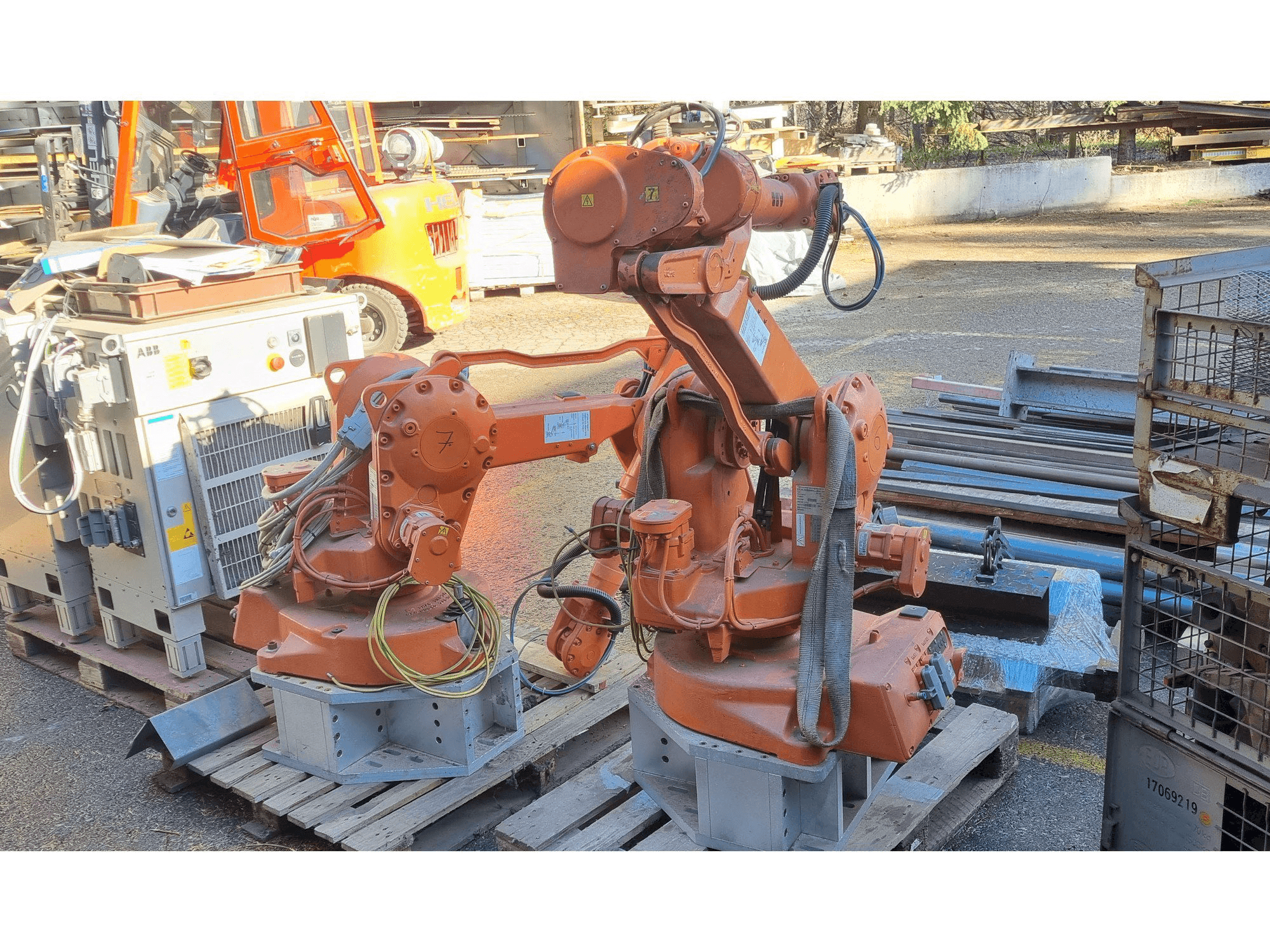 A ABB IRB2400 M2000 gép elölnézete