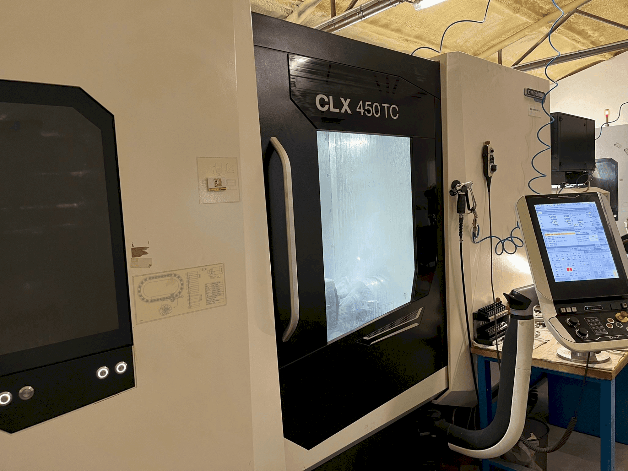 A DMG MORI CLX 450 TC gép elölnézete