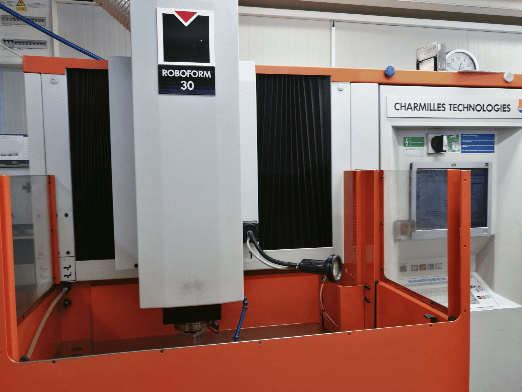 A CHARMILLES ROBOFORM 30 gép elölnézete