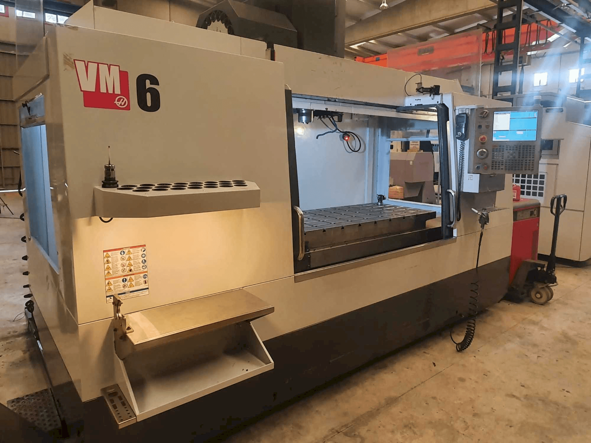 A HAAS VM6 gép elölnézete
