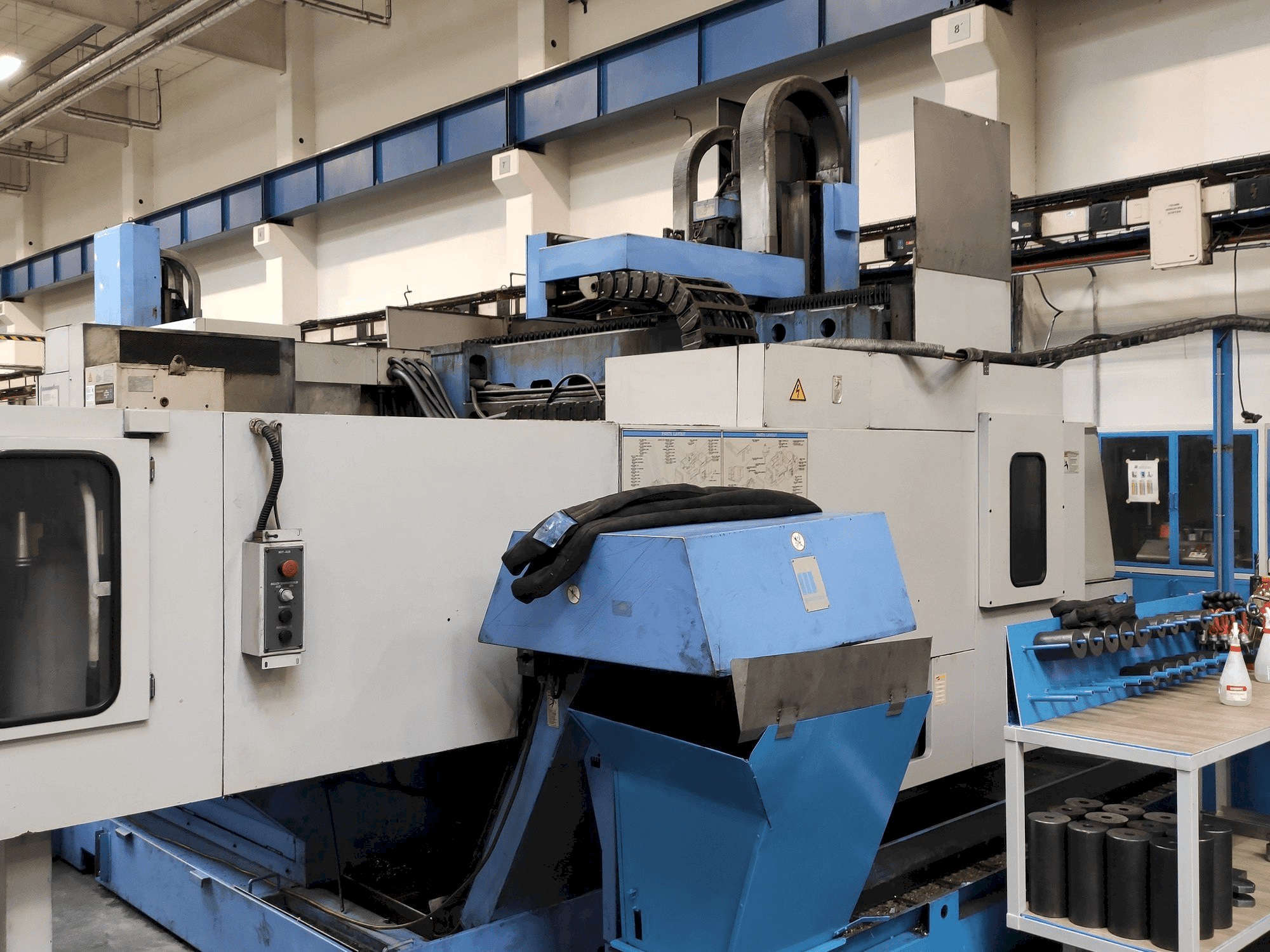 A Mazak FJV 60/80 gép elölnézete