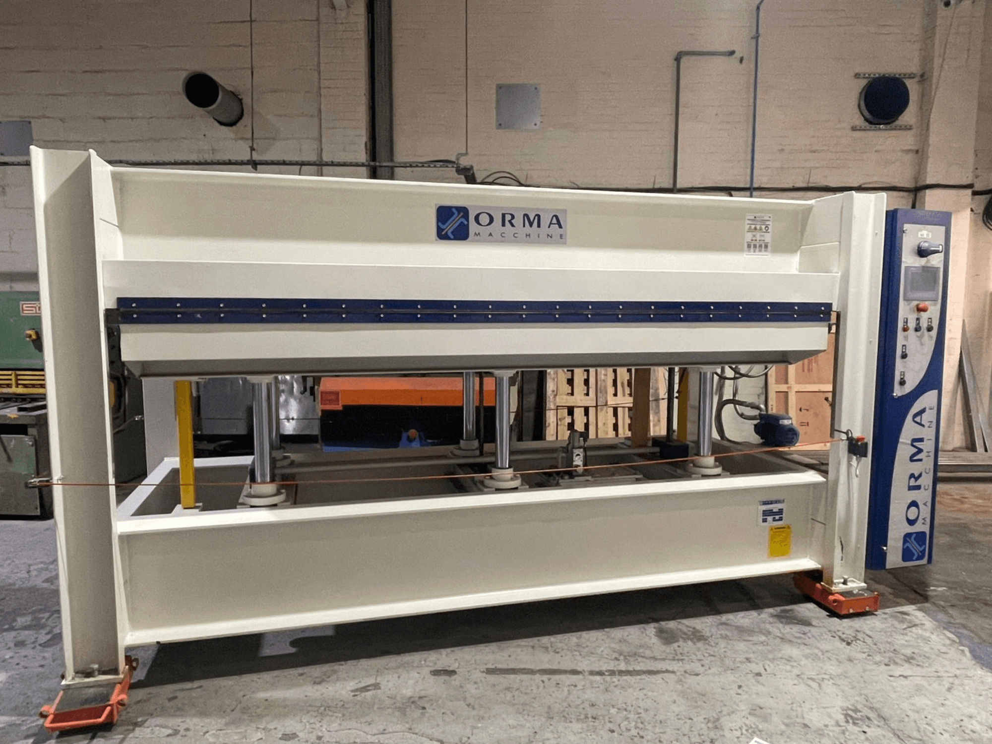 ORMA gépészeti hidraulikus prés, elölnézetben, ezüstszínű kivitelben, jobb oldali kezelőpanel, függőleges dugattyúk a préseléshez.