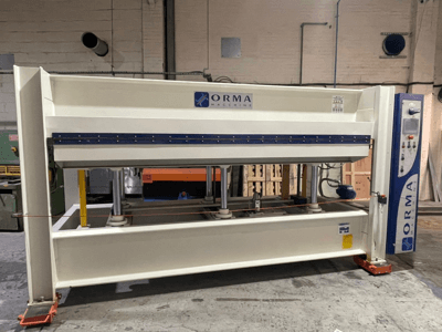 ORMA gépészeti hidraulikus prés, elölnézetben, ezüstszínű kivitelben, jobb oldali kezelőpanel, függőleges dugattyúk a préseléshez.