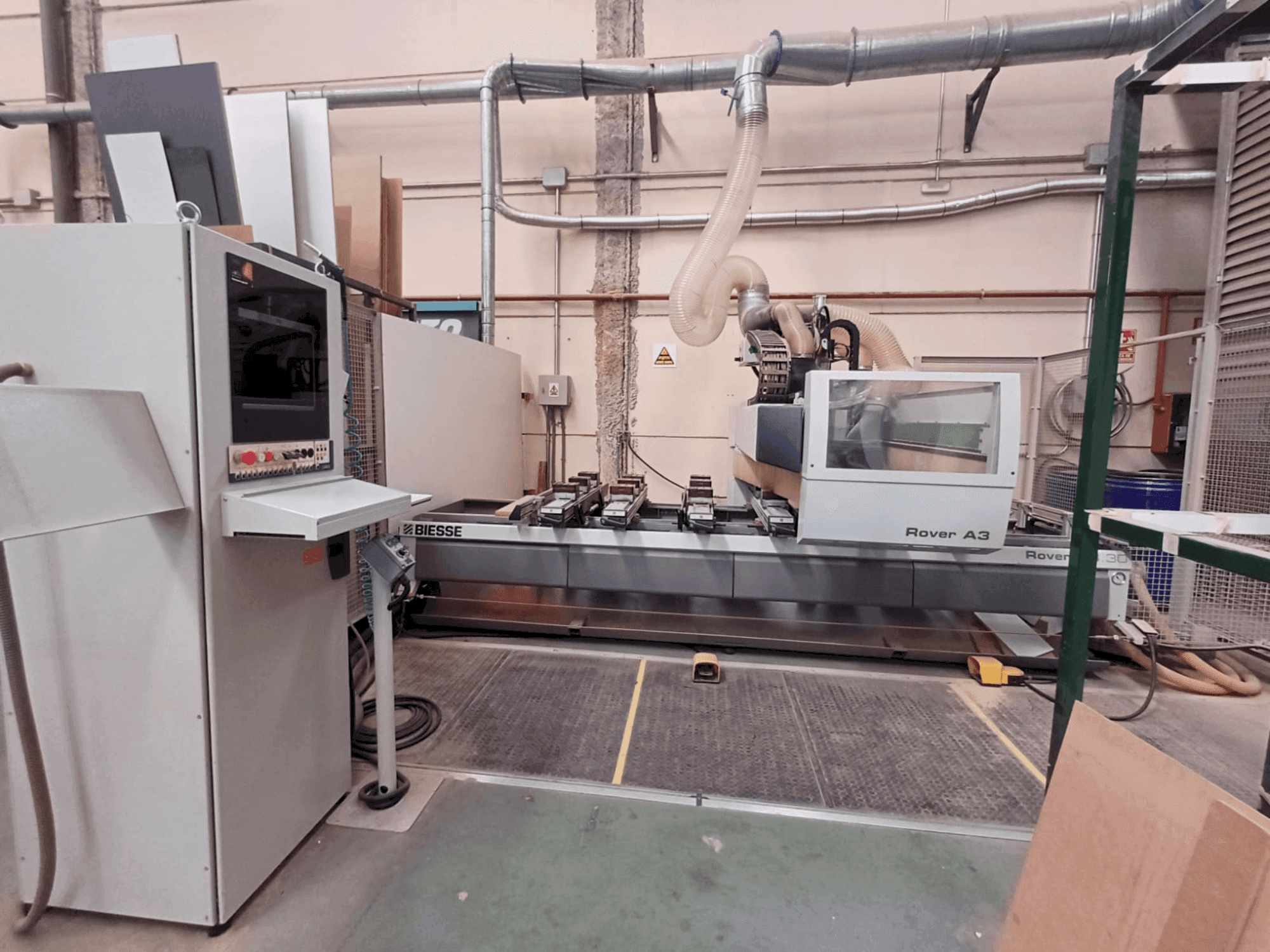 A BIESSE OVER A 330 K3 S gép elölnézete