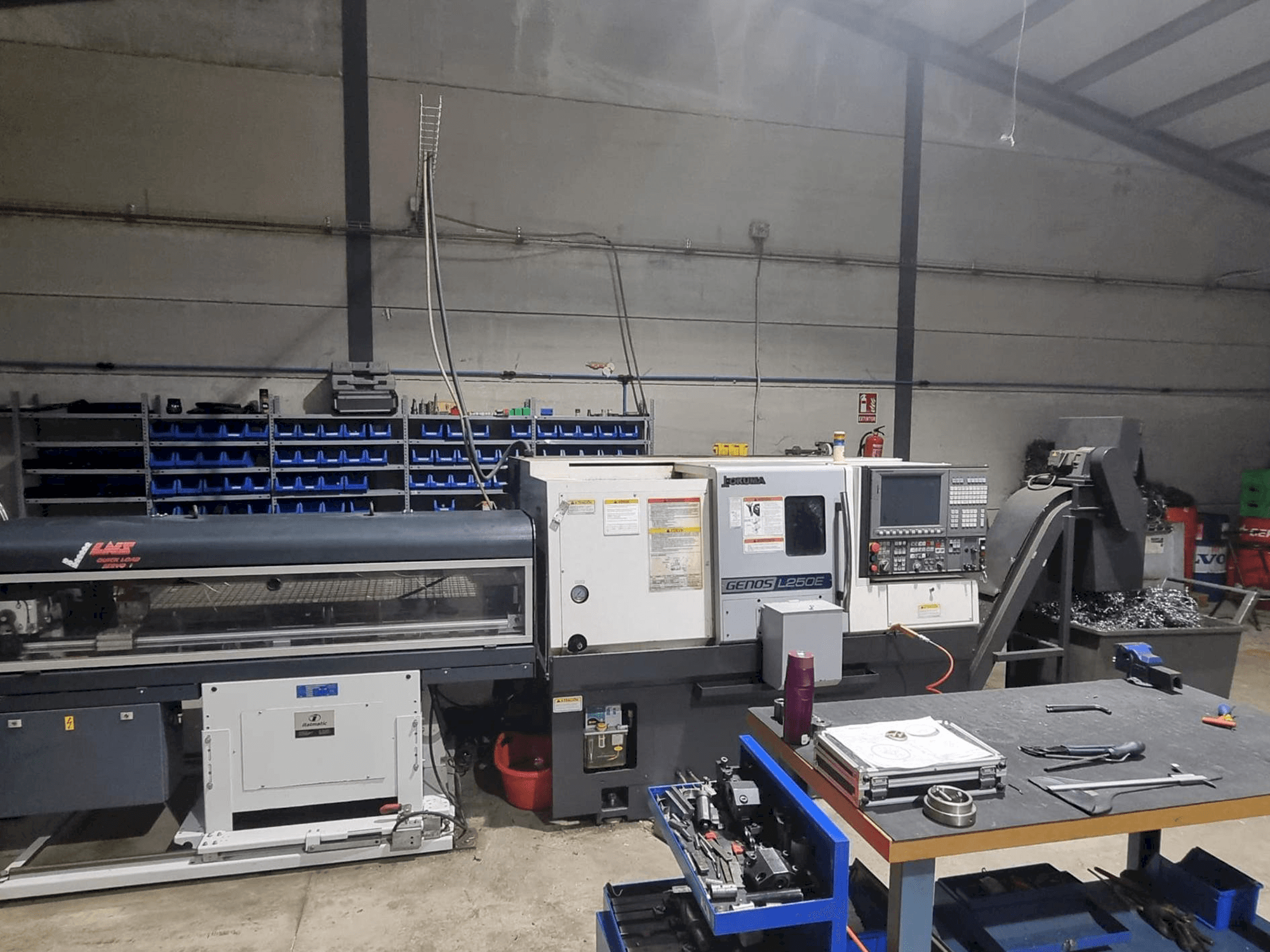 A Okuma L250E gép elölnézete