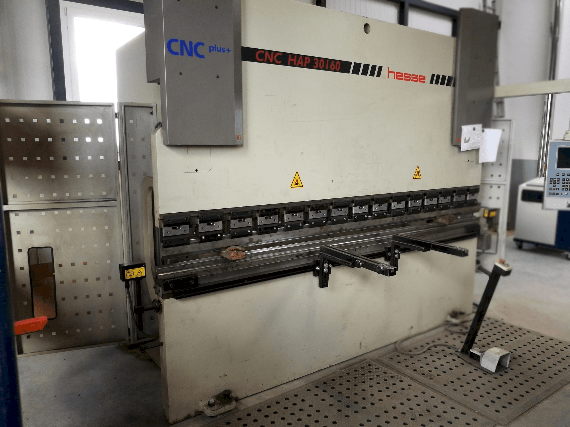 A Hesse CNC HAP 30160 gép elölnézete