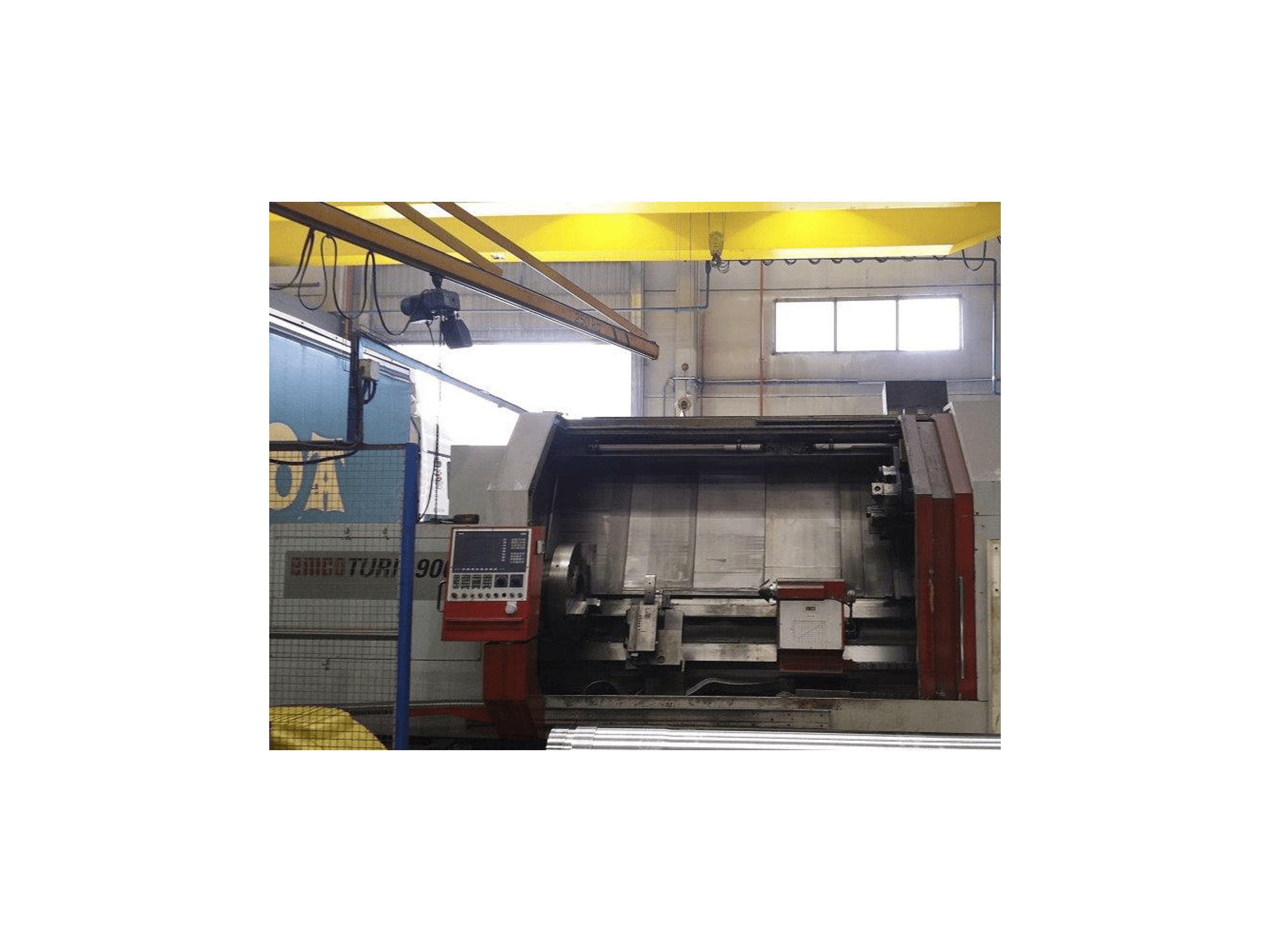 A EMCO EMCOTURN 900 gép elölnézete