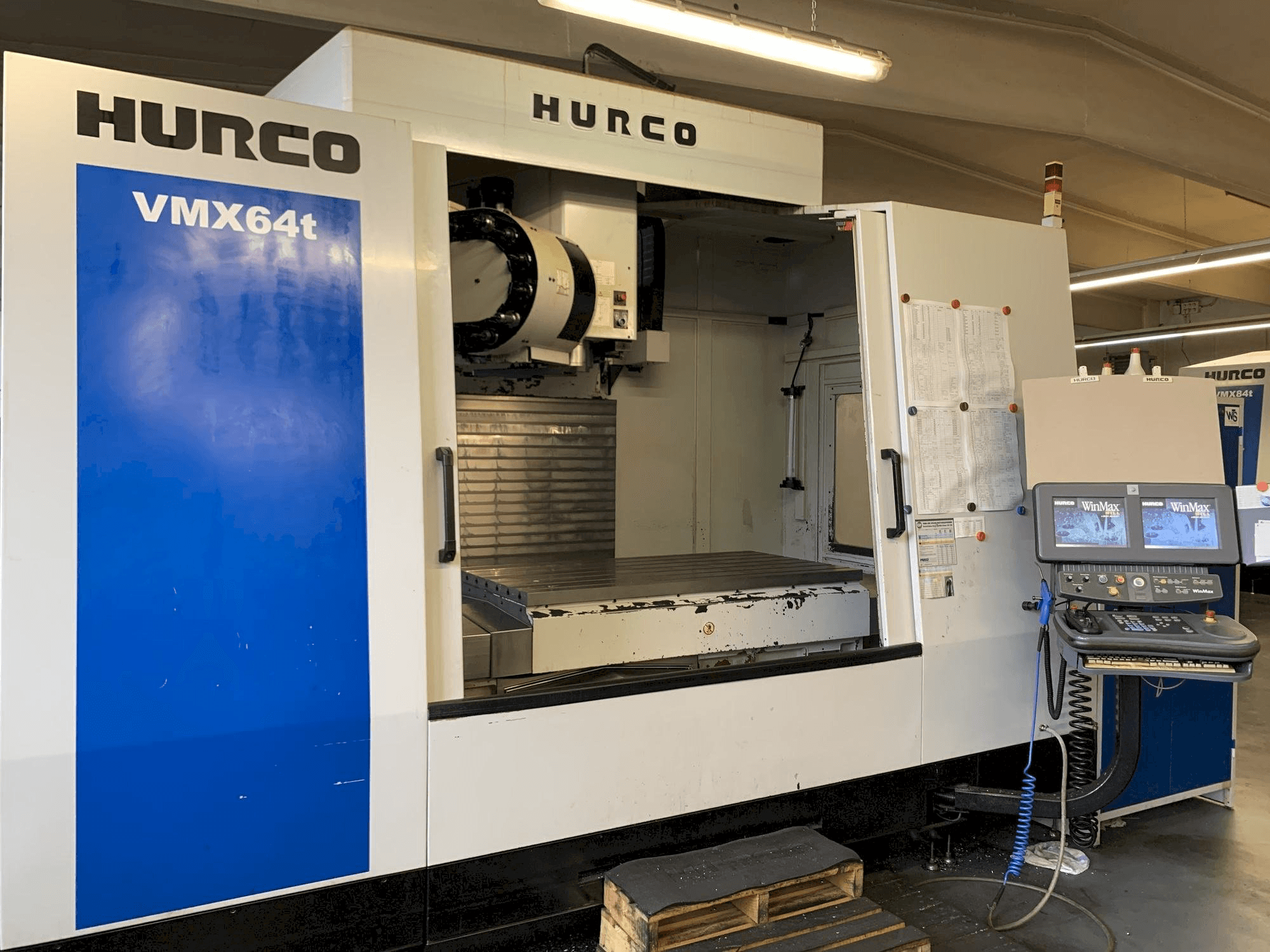 A Hurco VMX 64 T gép elölnézete