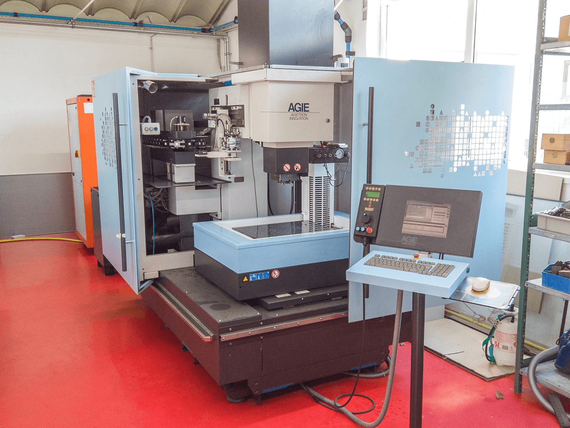 A AGIE AGIETRON INNOVATION 2 gép elölnézete