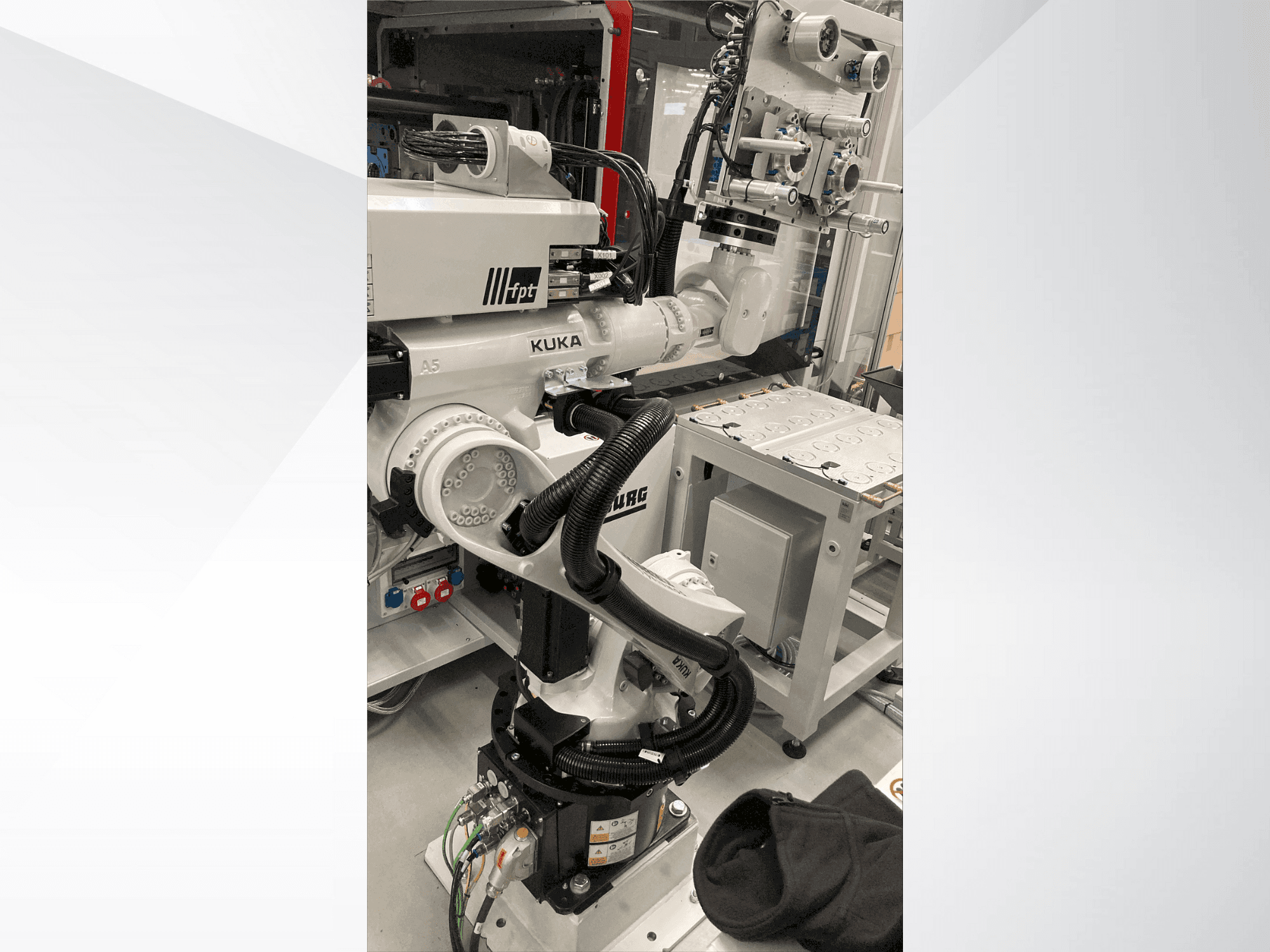 A KUKA KR 22 R1610-2 gép elölnézete