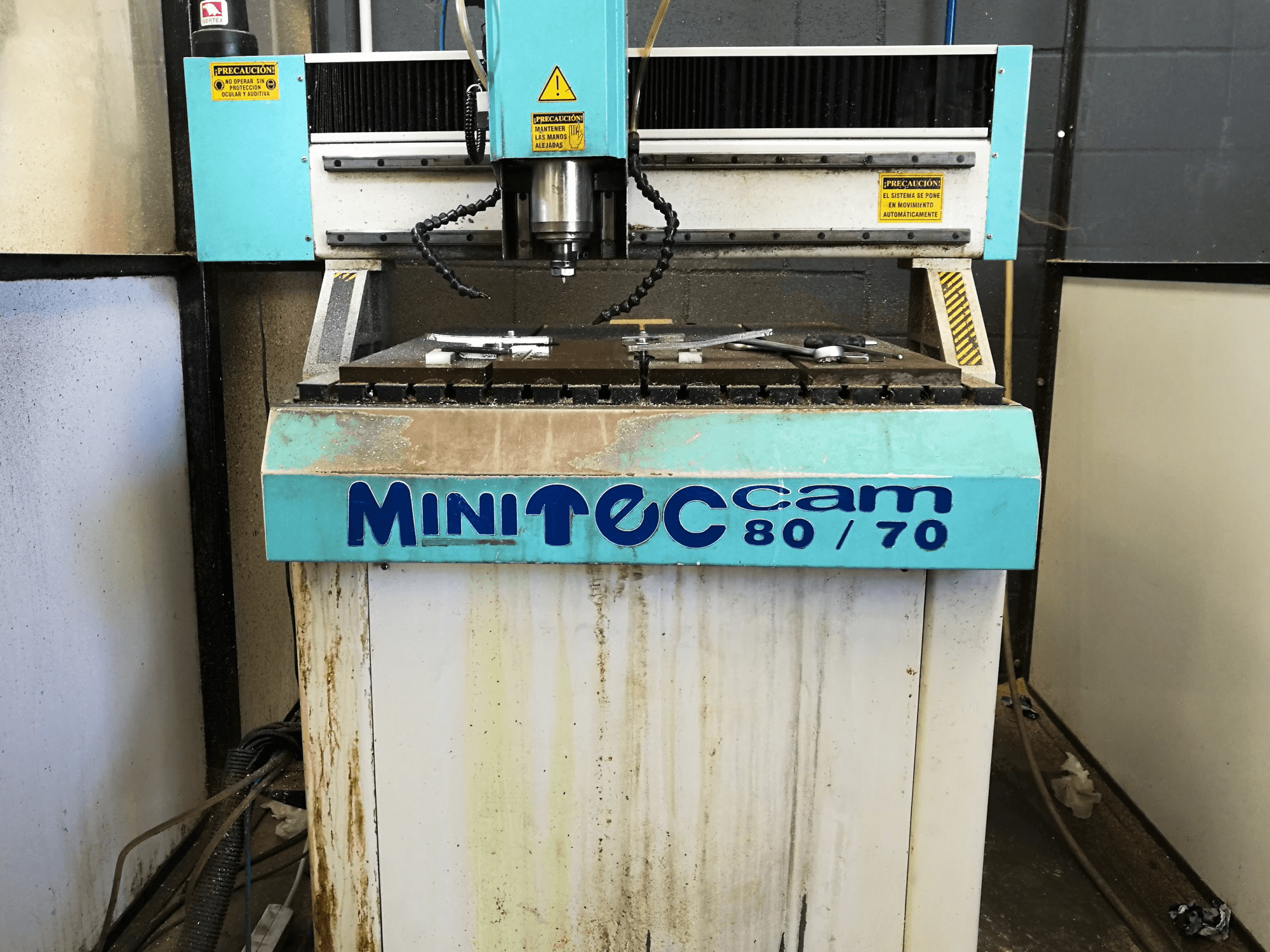 A Mini Teccam 8070 gép elölnézete