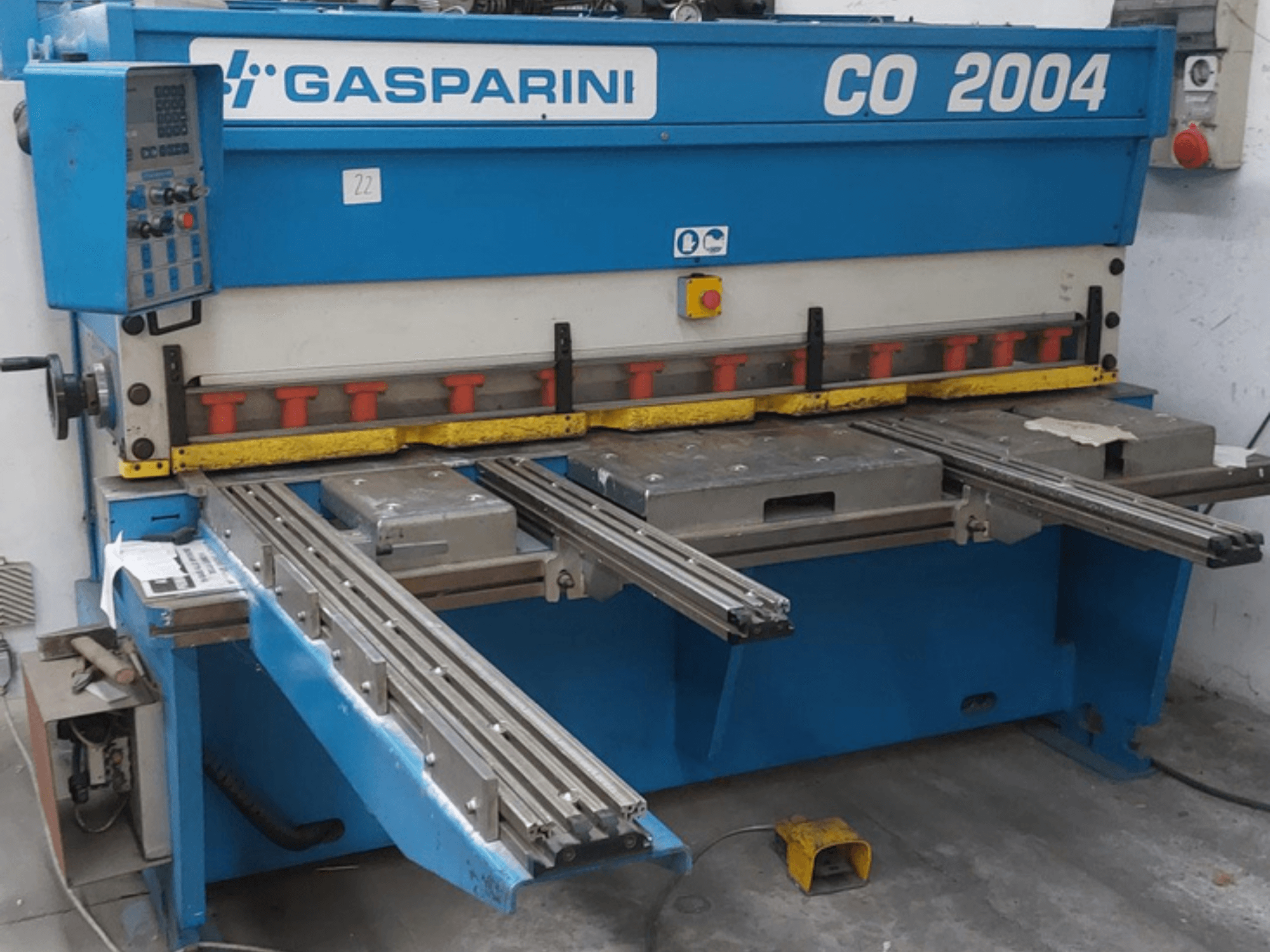 GASPARINI CO/2004 típusú hidraulikus vágógép, elölnézet, a vezérlőpanellel és a csúszó sínekkel ellátott fémvágóasztalokkal.