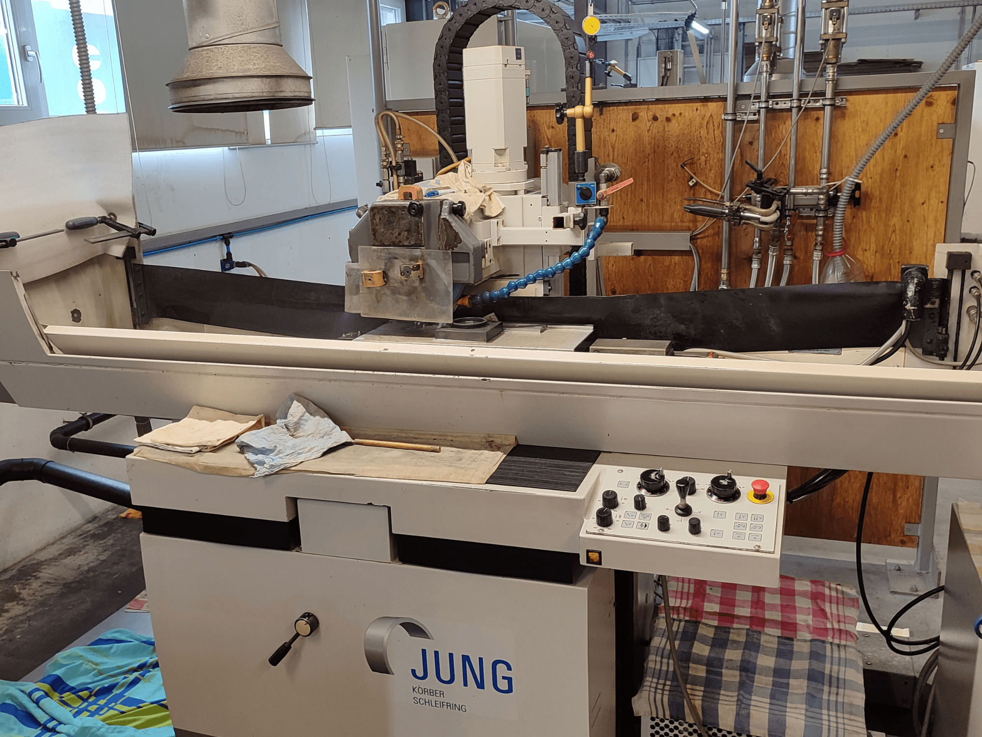 BLOHM JUNG JE 525 P felületcsiszoló gép, elölnézetből, kezelőszervek és csiszolótárcsa beállítása.