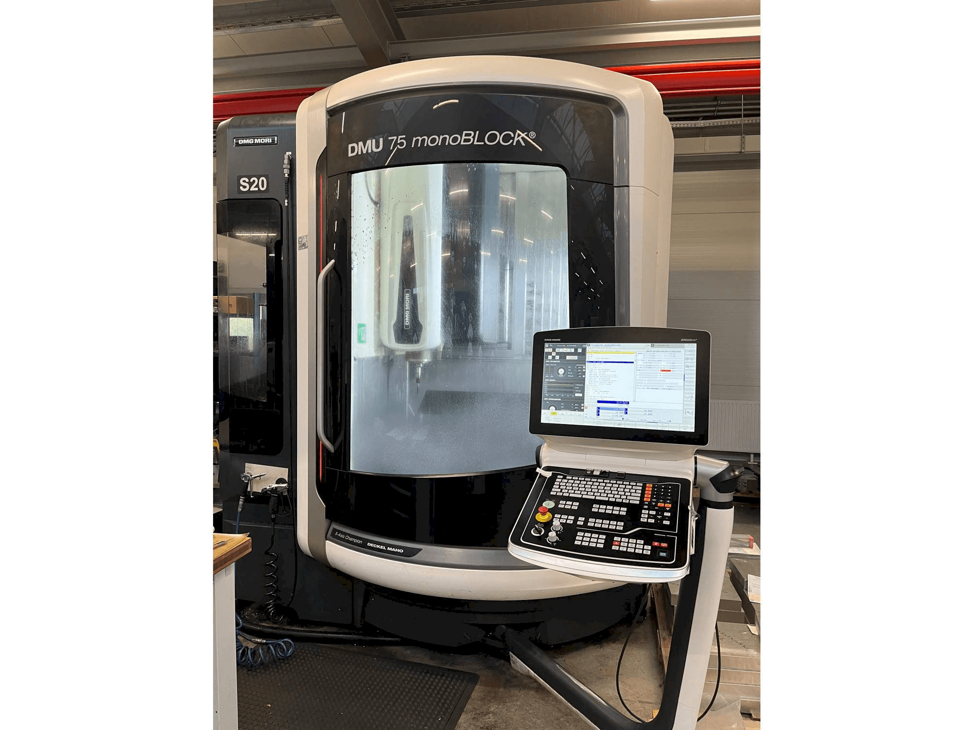 A DMG MORI DMU 75 monoBLOCK gép elölnézete