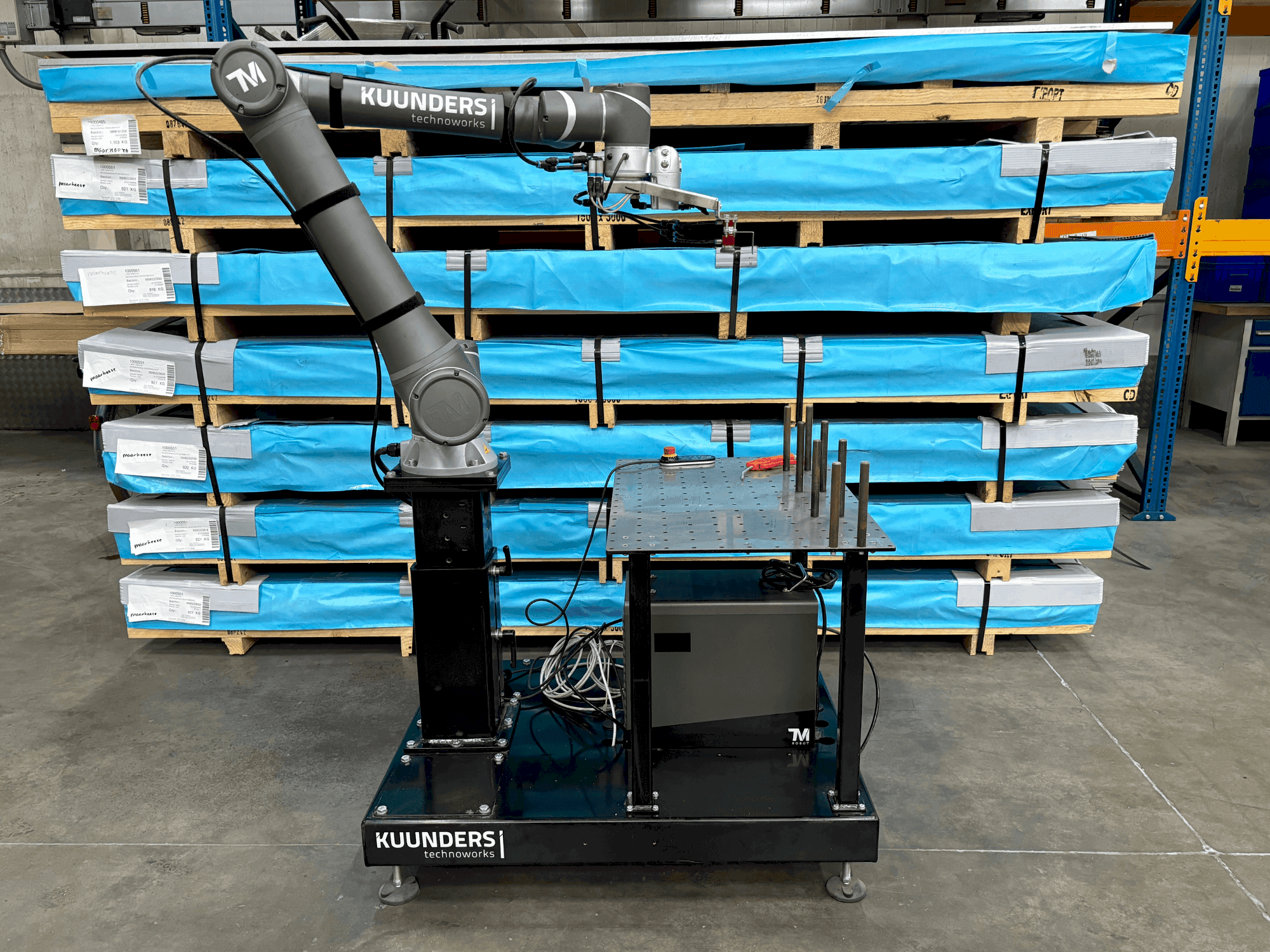 A TECHMAN ROBOT TM12 gép elölnézete