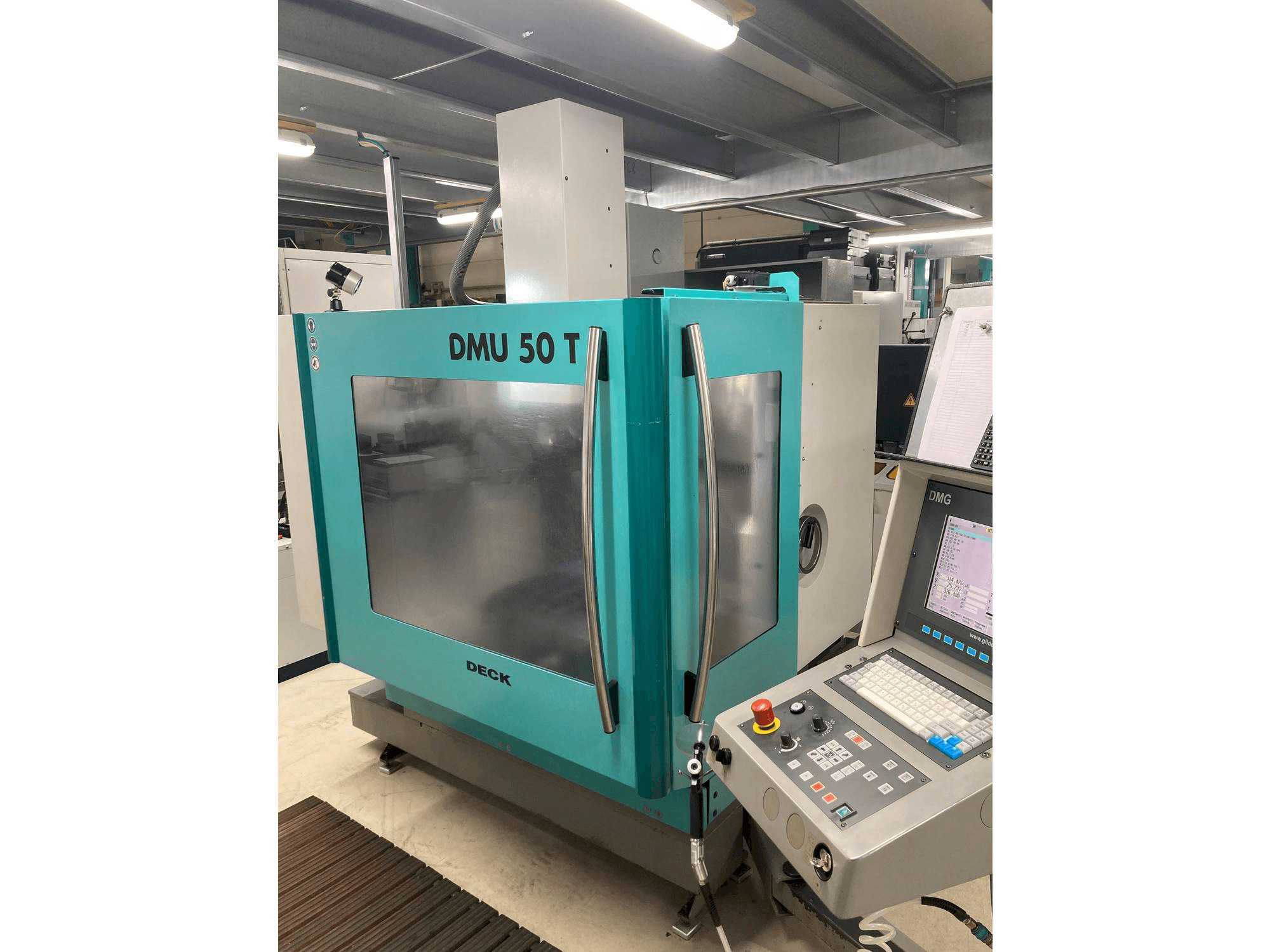 A DMG DMU 50 T gép elölnézete