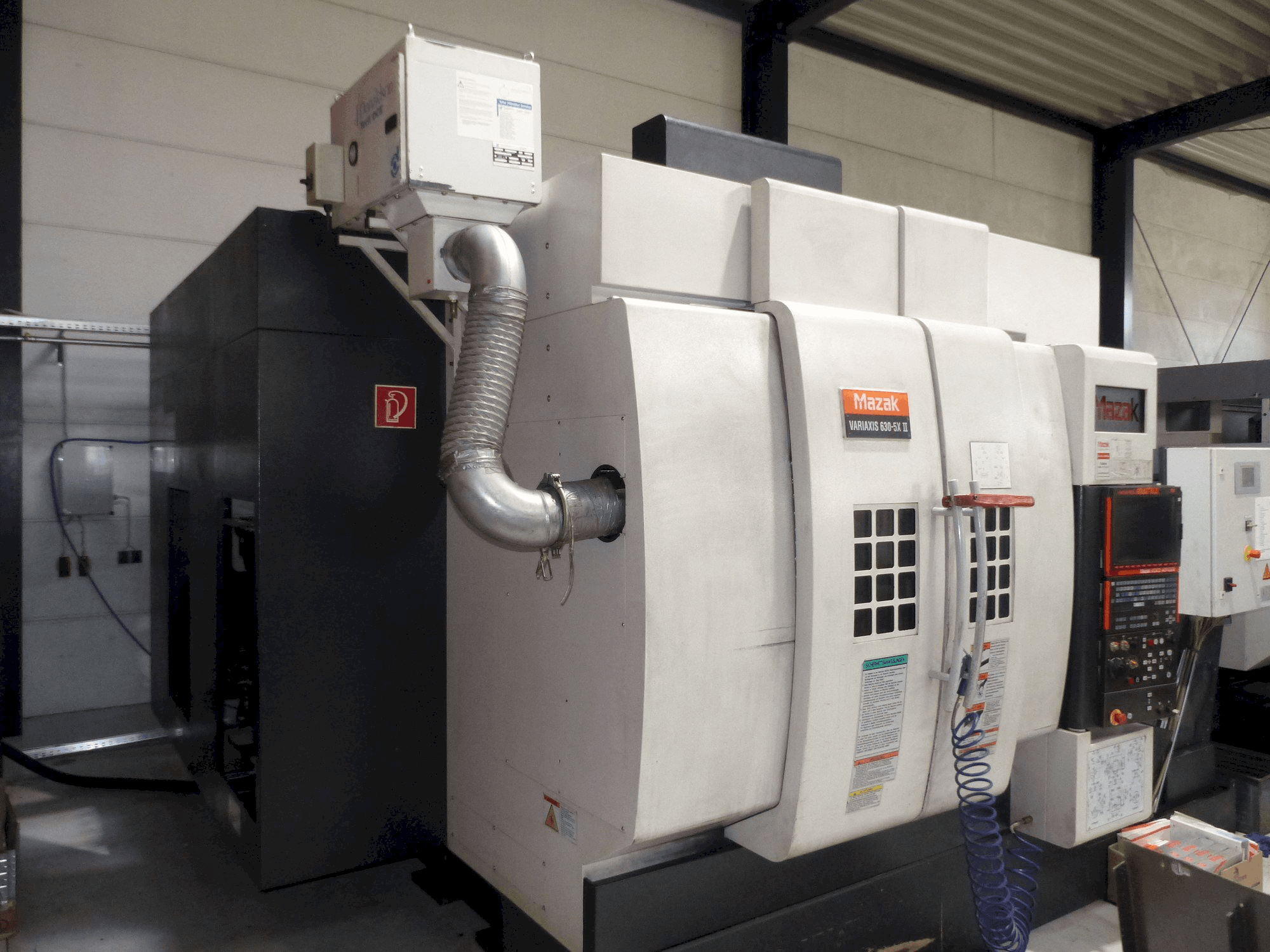 A Mazak Variaxis 630-5x II gép oldalnézete