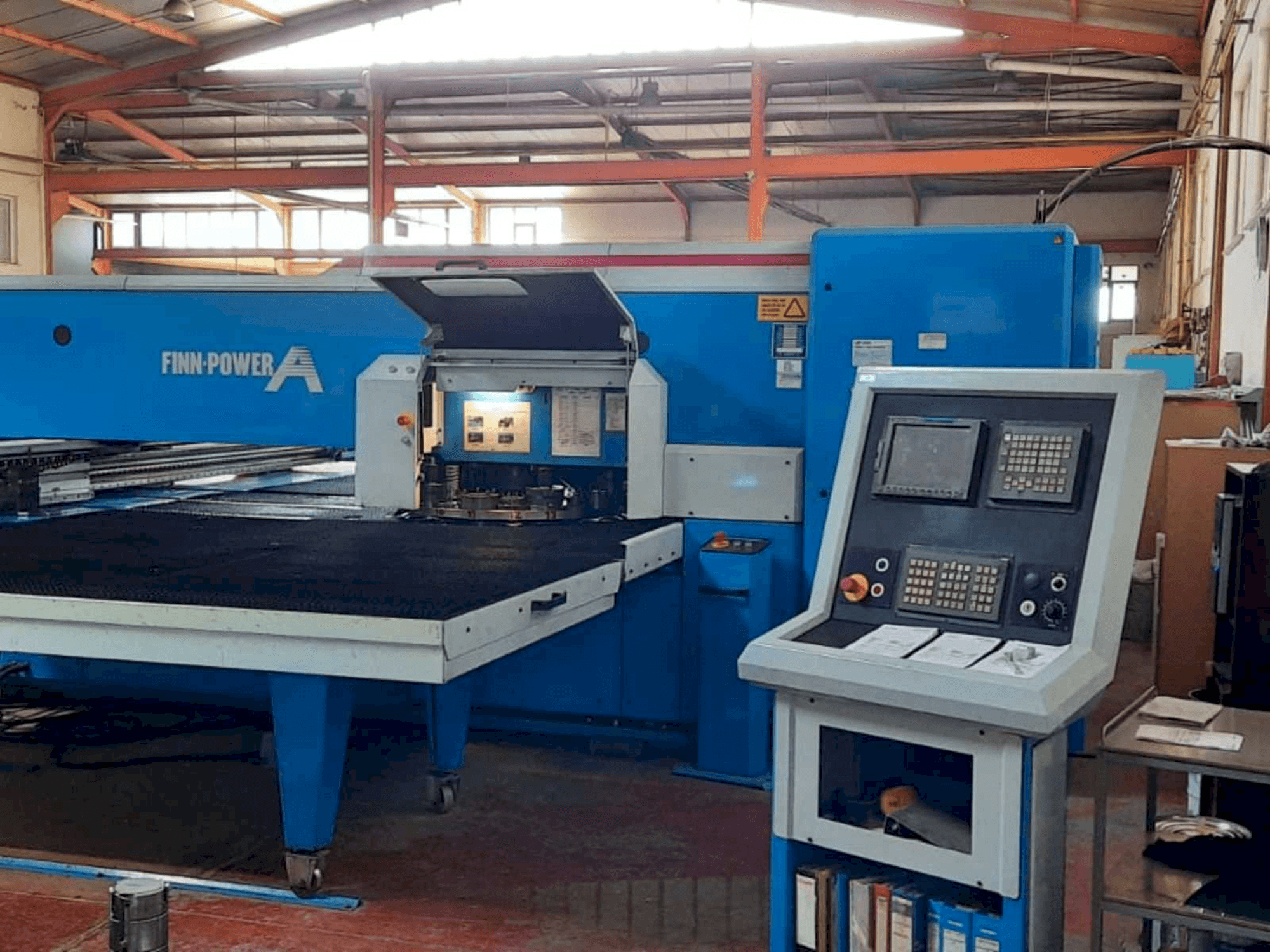 A Finn-Power A525F gép elölnézete