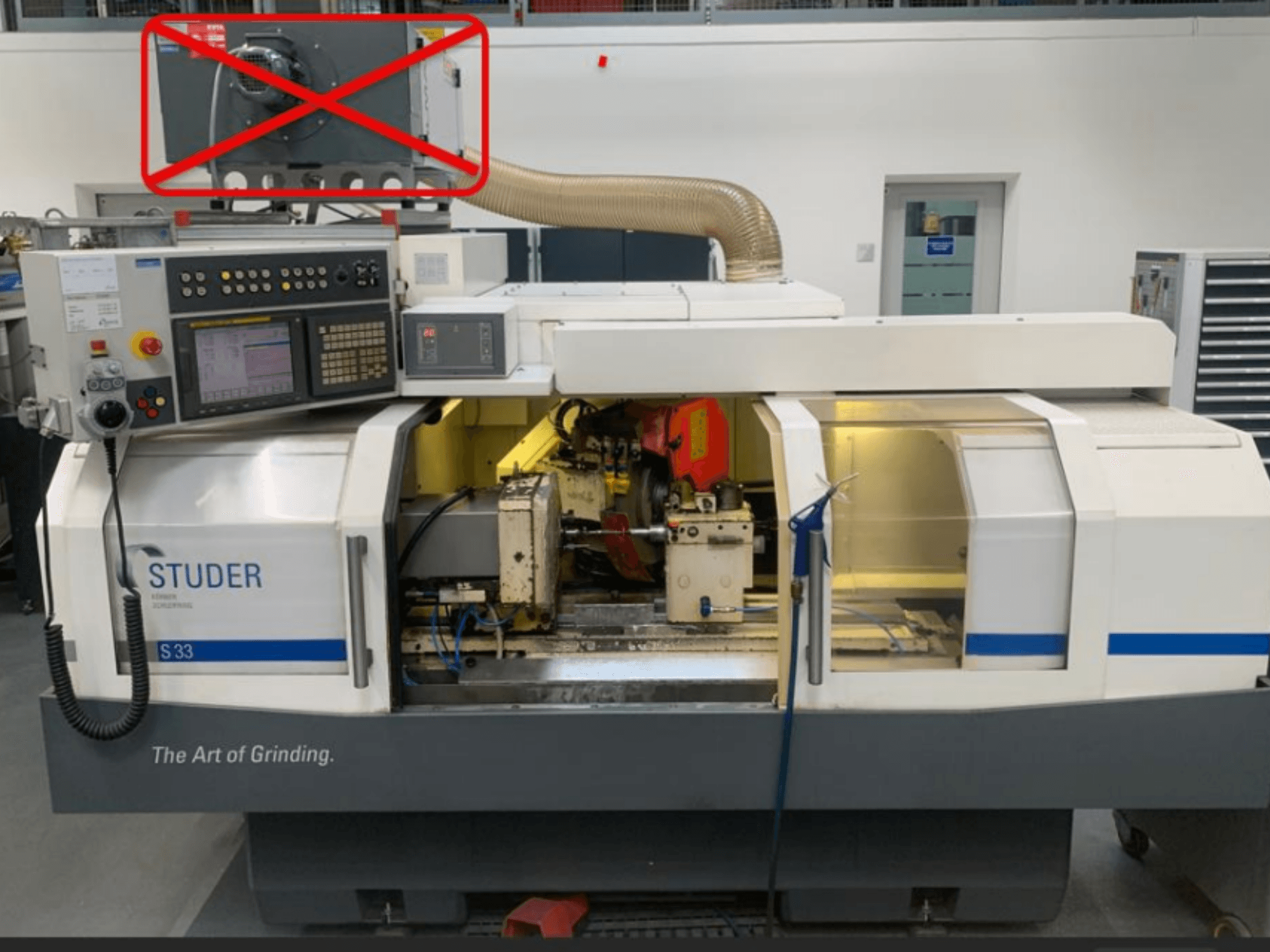 Studer S33 hengeres köszörűgép, elölnézetben a vezérlőpanel és a köszörűkomponensek látható elektromos csatlakozókkal.