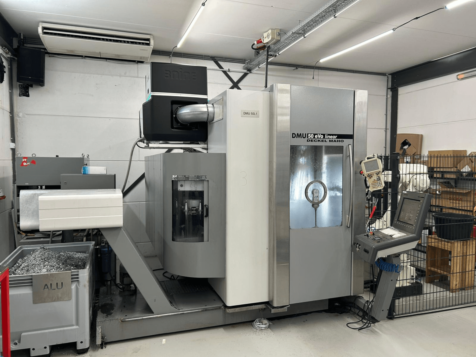 DMU 50 eVo lineáris marógép, Deckel Maho, elölnézet, vezérlőpanel és forgácsgyűjtő tartály.