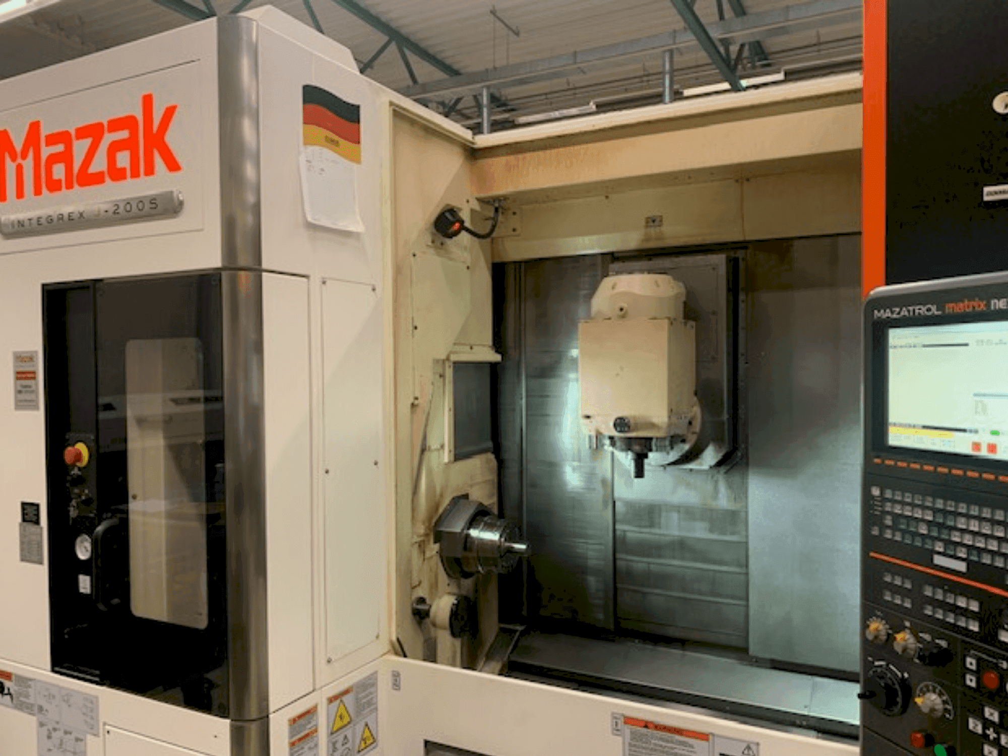 A Mazak INTEGREX J-200 S gép elölnézete