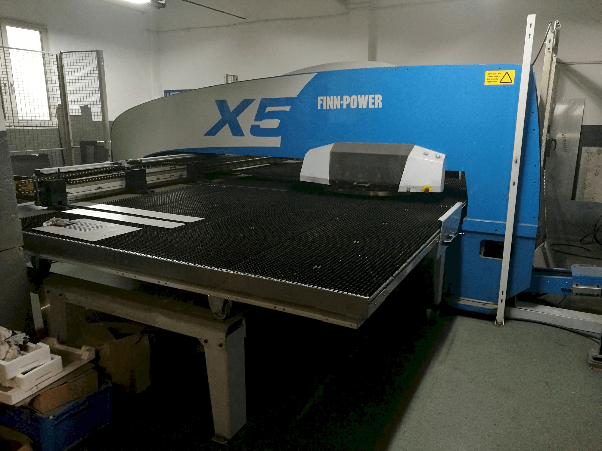 A Finn-Power X5 12 06 gép oldalnézete