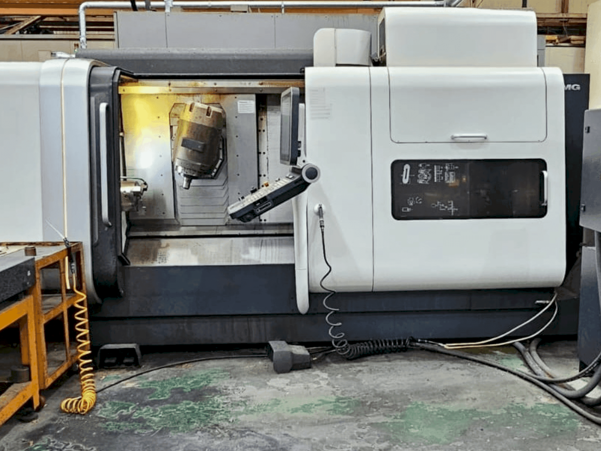 A DMG MORI CTX 1250 TC gép elölnézete
