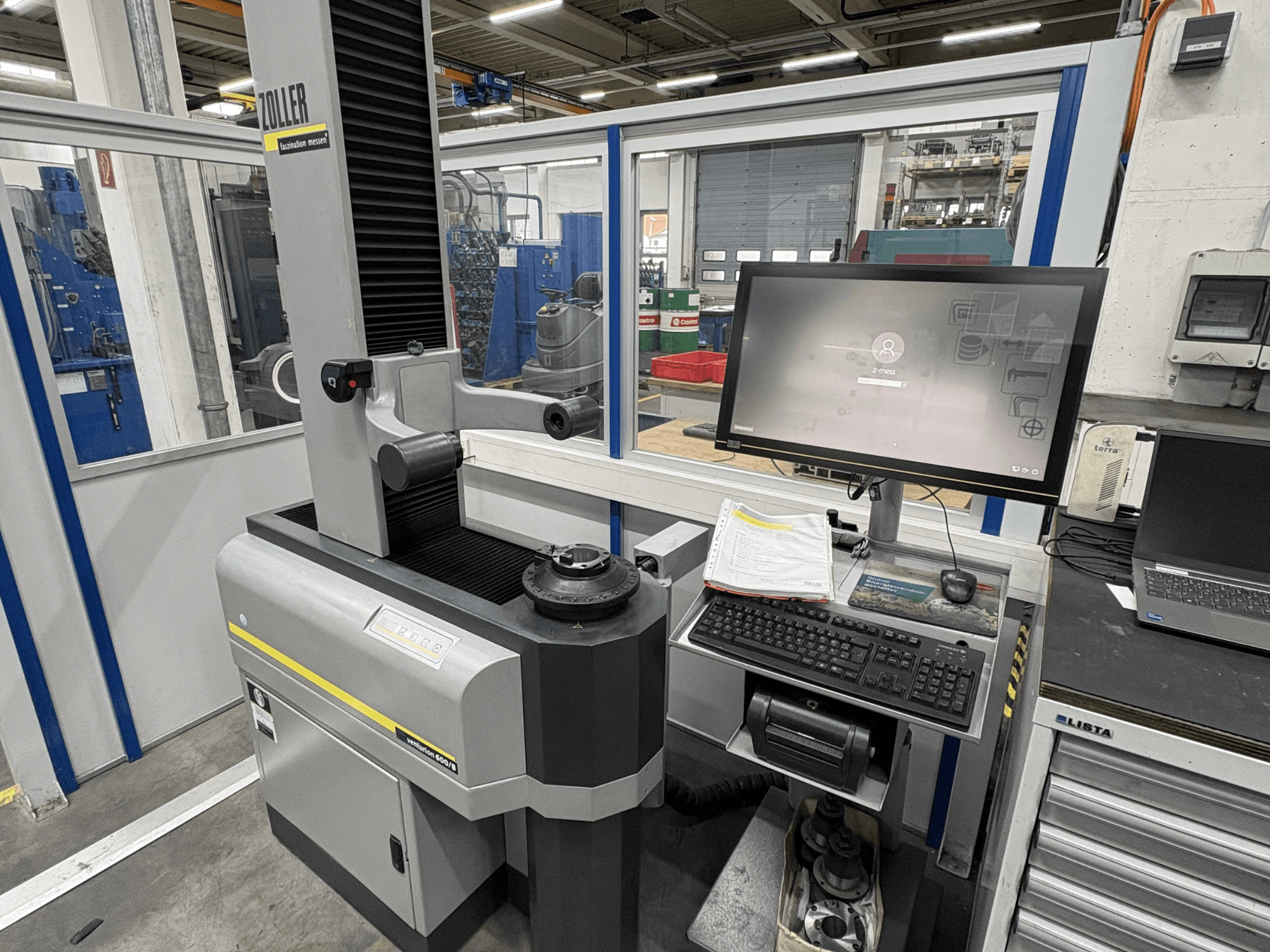 Zoller Venturion 600/8 optikai mérőgép egy műhelyben, monitor, billentyűzet és mérőplatform oldalnézetben.