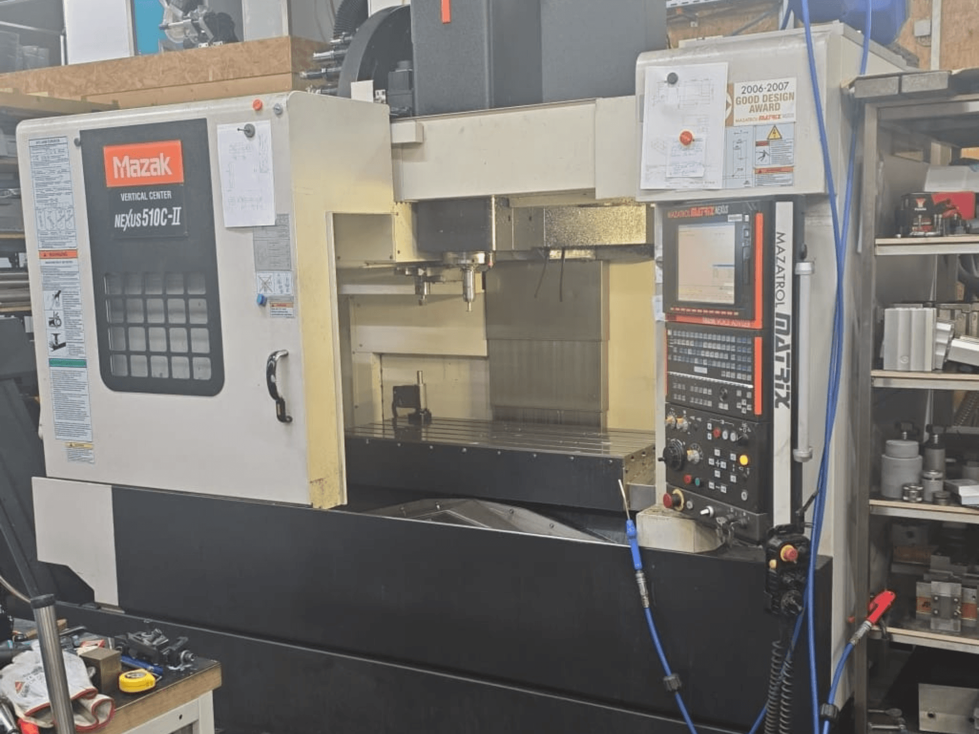 Mazak VERTICAL CENTER NEXUS 510C-II, előlnézet a vezérlőpanel, a megmunkálási terület és a működési jellemzők bemutatásával.