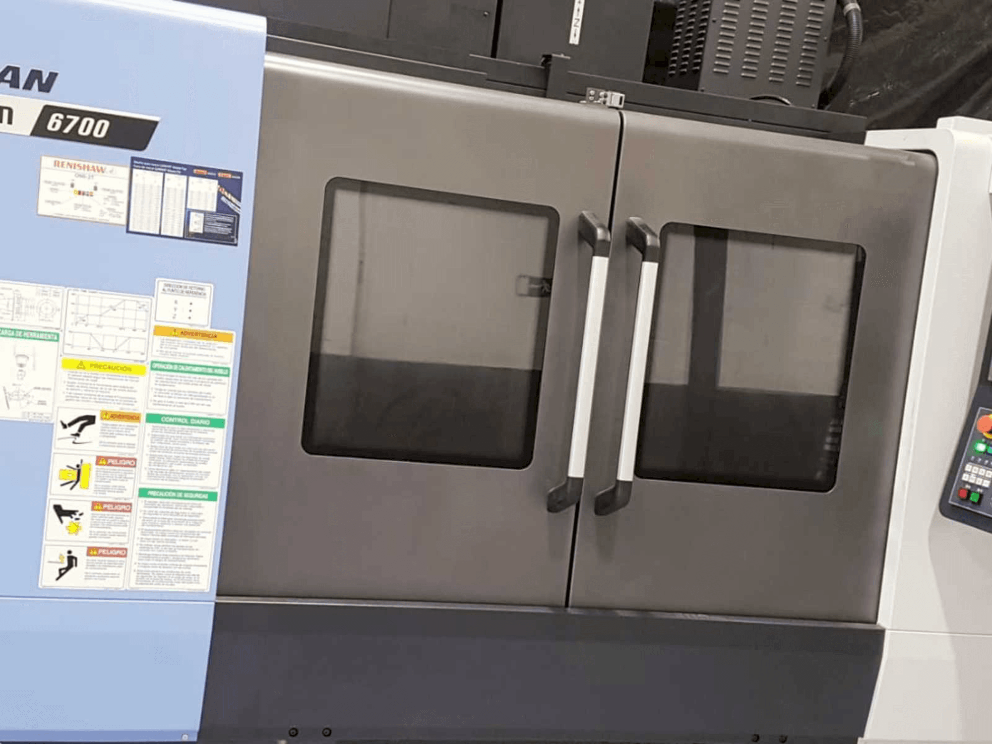 A Doosan DNM 6700 gép elölnézete