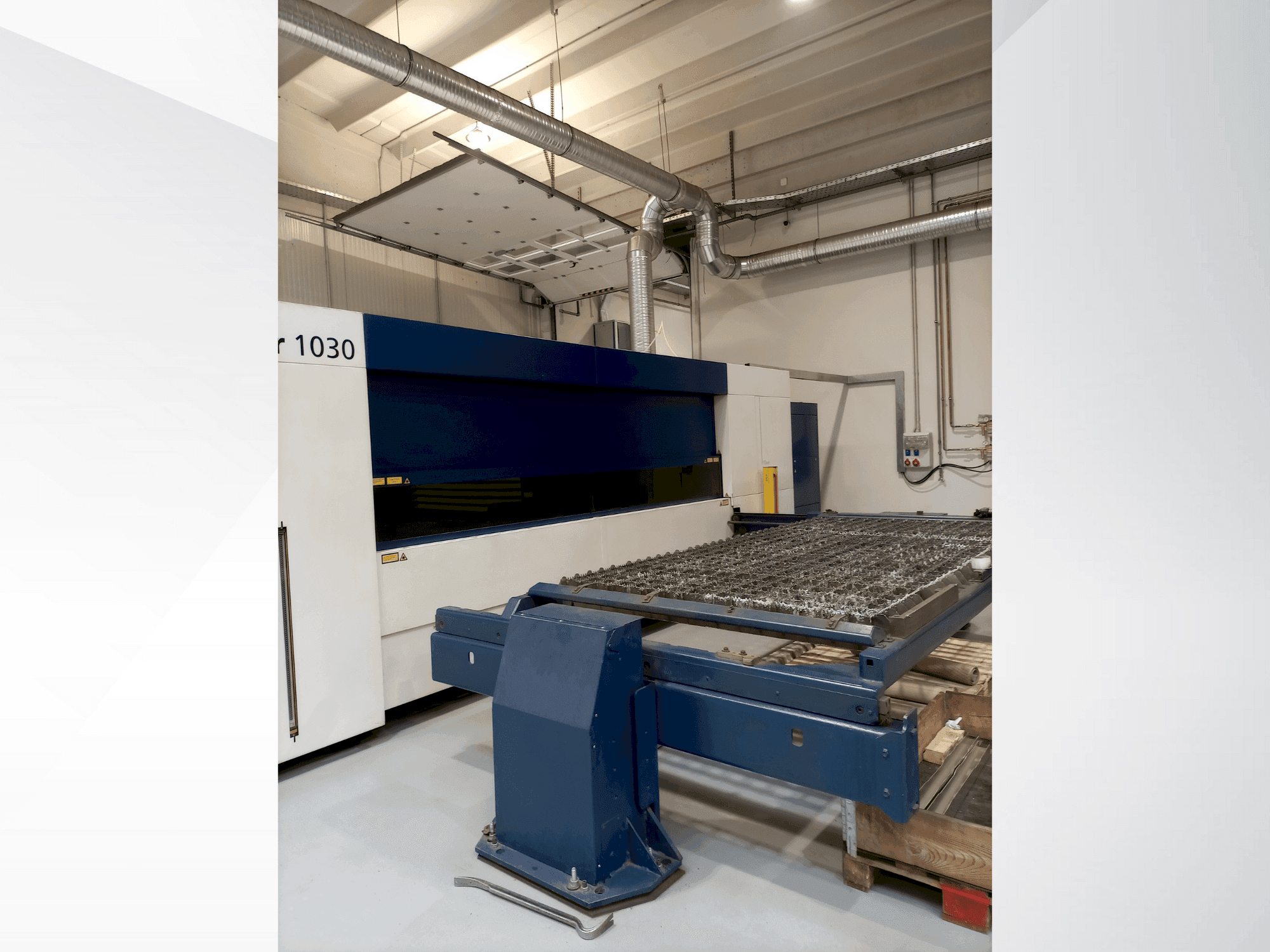A TRUMPF TruLaser 1030 gép elölnézete