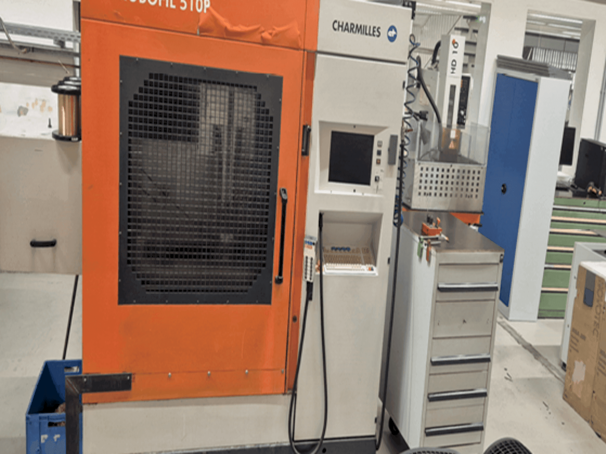 A CHARMILLES Robofil 51 gép elölnézete