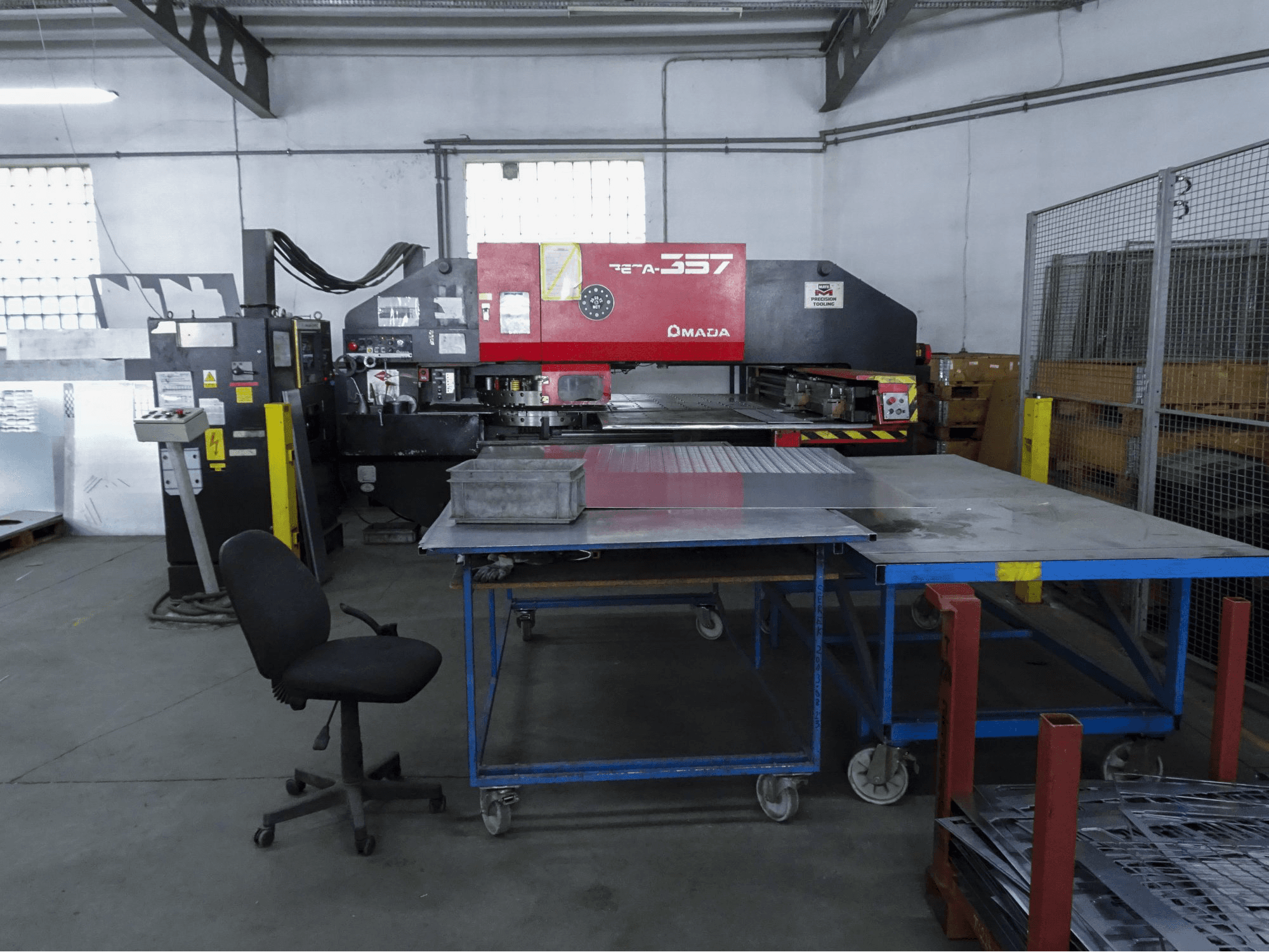 A AMADA PEGA 357 gép elölnézete