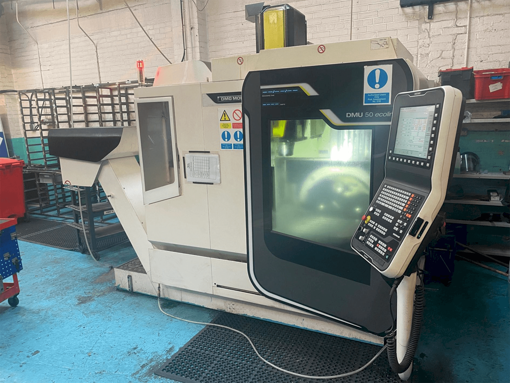 A DMG DMU Ecoline 50 5 Axis VMC gép elölnézete