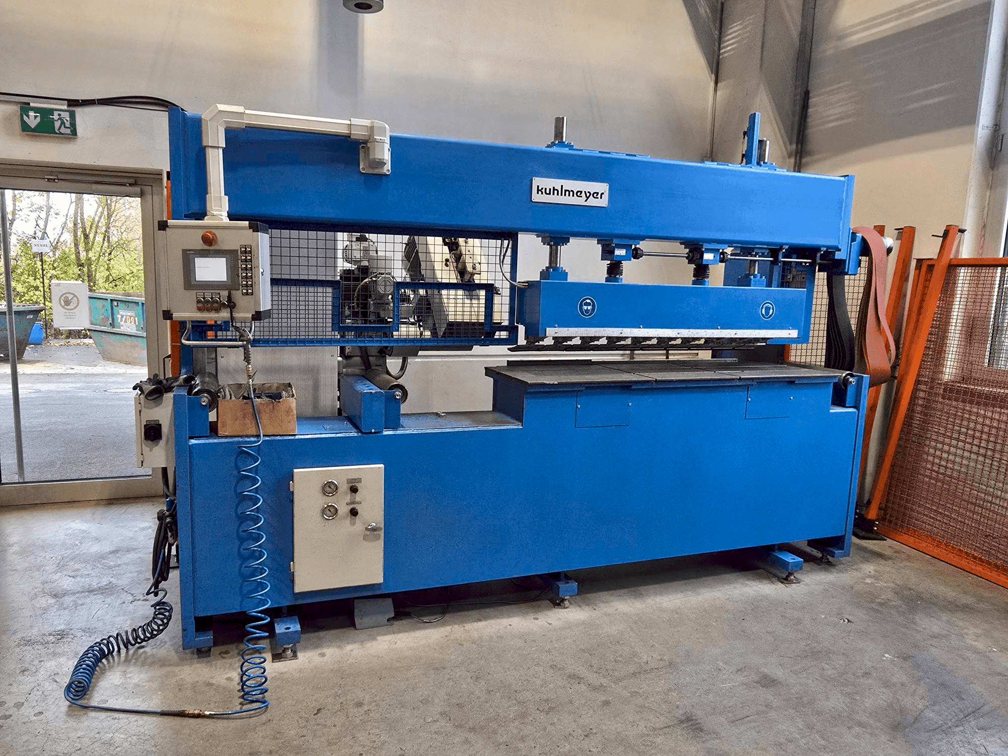 A KUHLMEYER Fasen Fix 4.1-1500 gép elölnézete