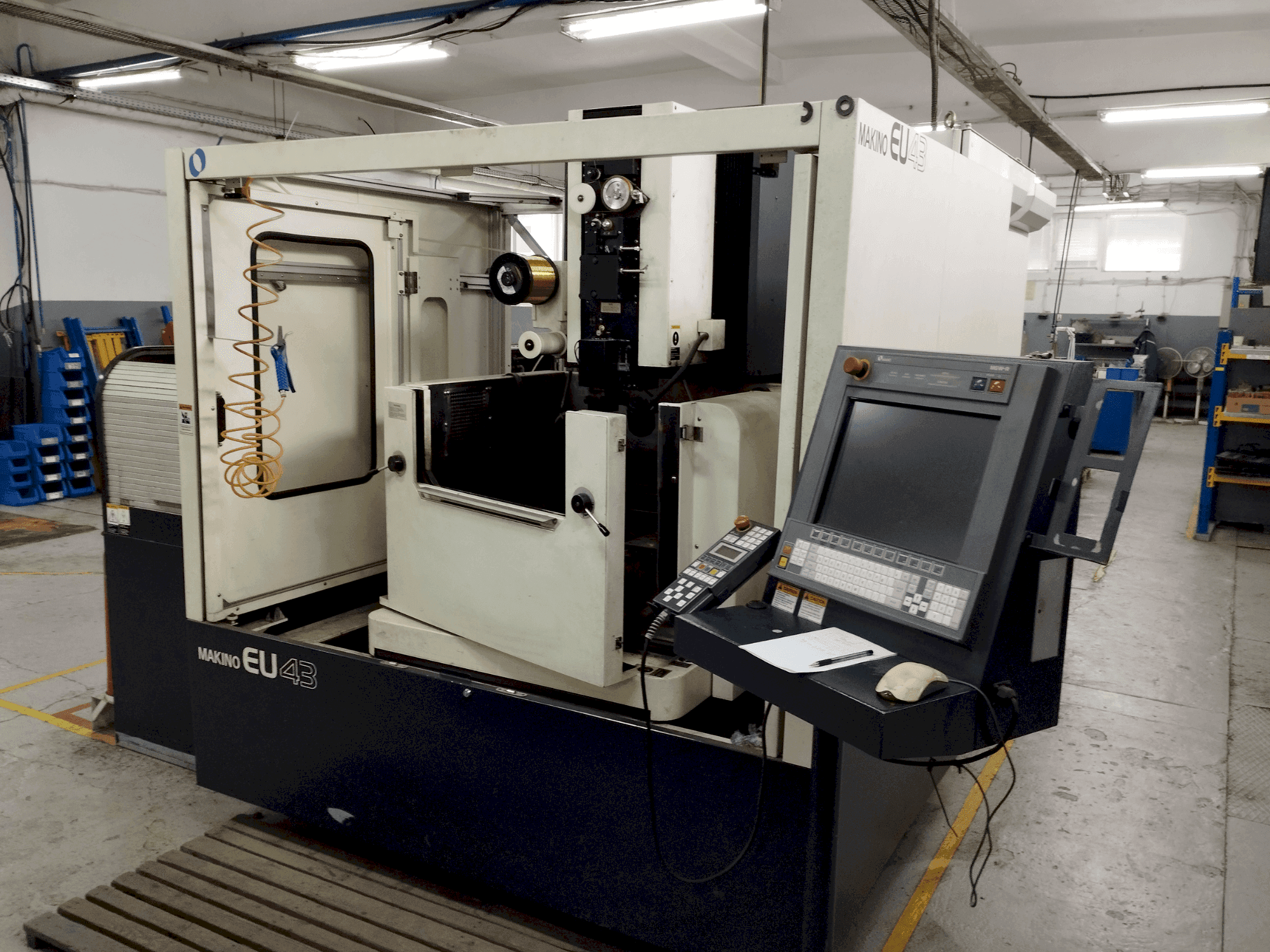 A Makino EU43 gép elölnézete