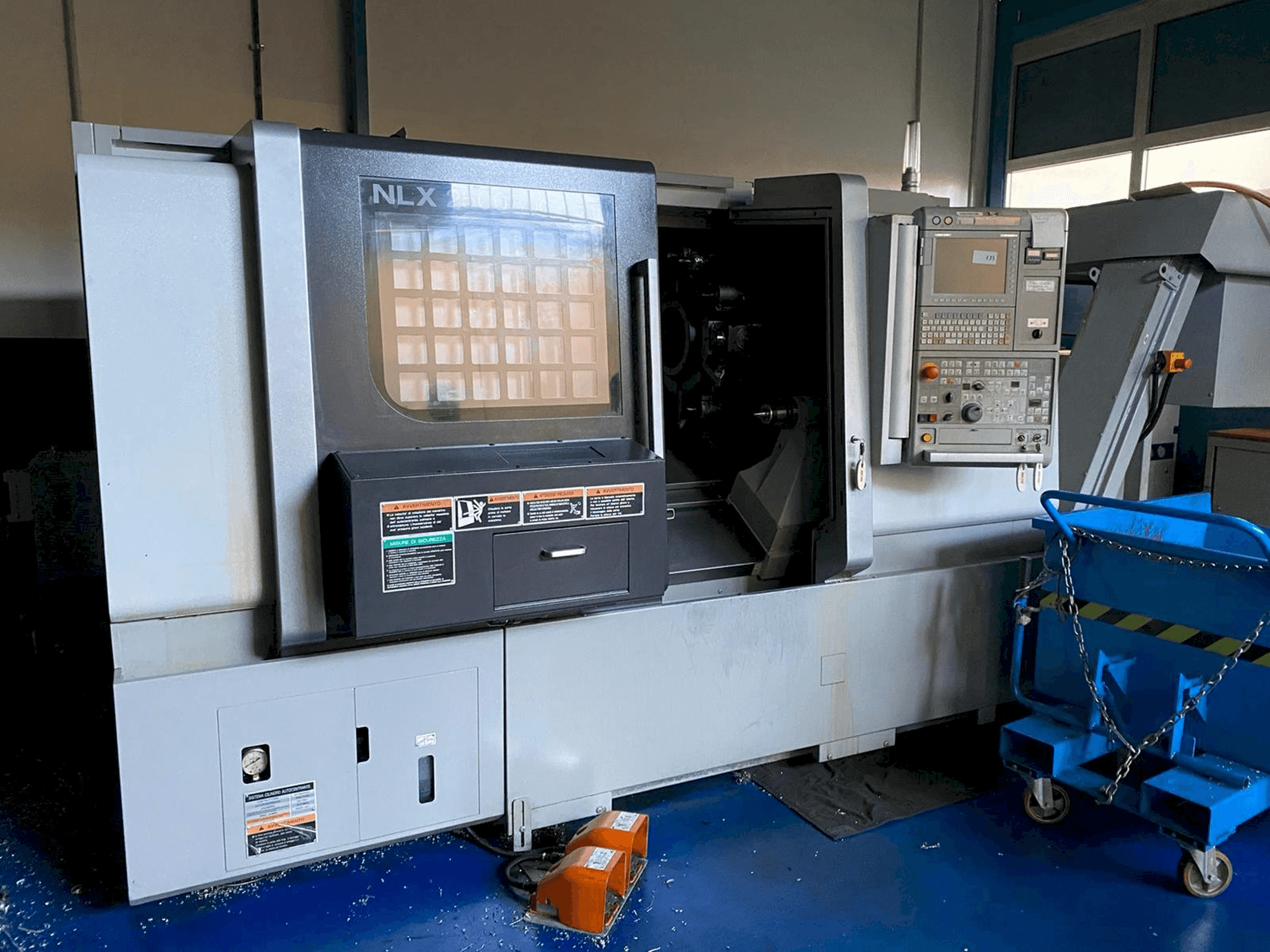 A MORI SEIKI NLX 2500/MC700 gép elölnézete
