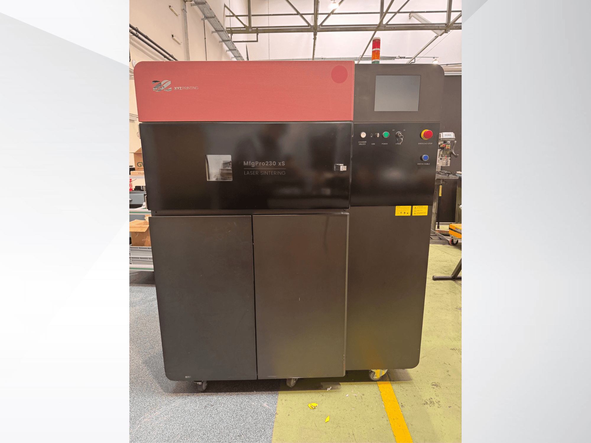 XYZprinting MfgPro230 xS műanyag 3D nyomtató elölnézetben, vezérlőpanel és figyelmeztető fények.