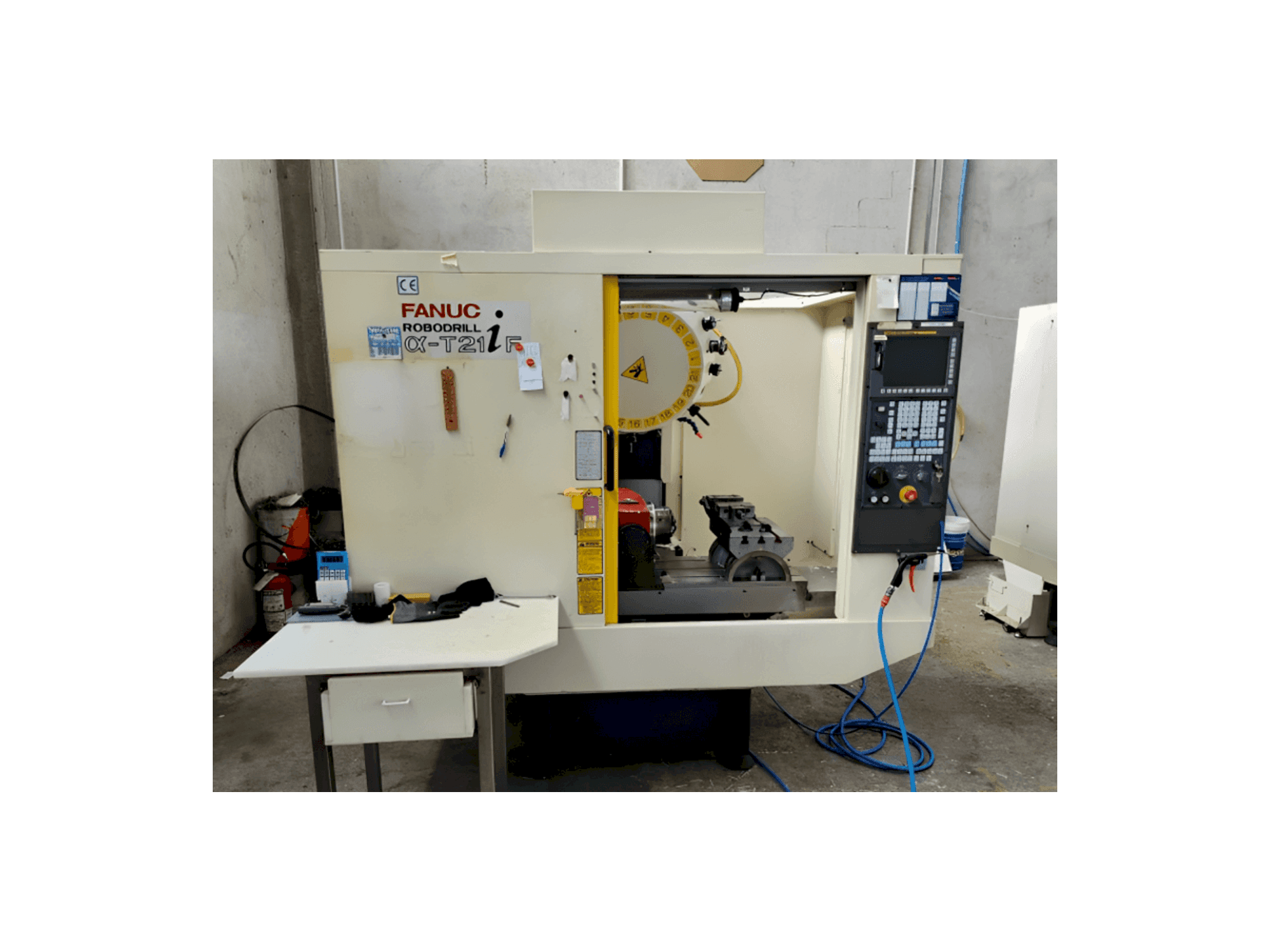 A FANUC Robodrill Alpha T21iF gép elölnézete