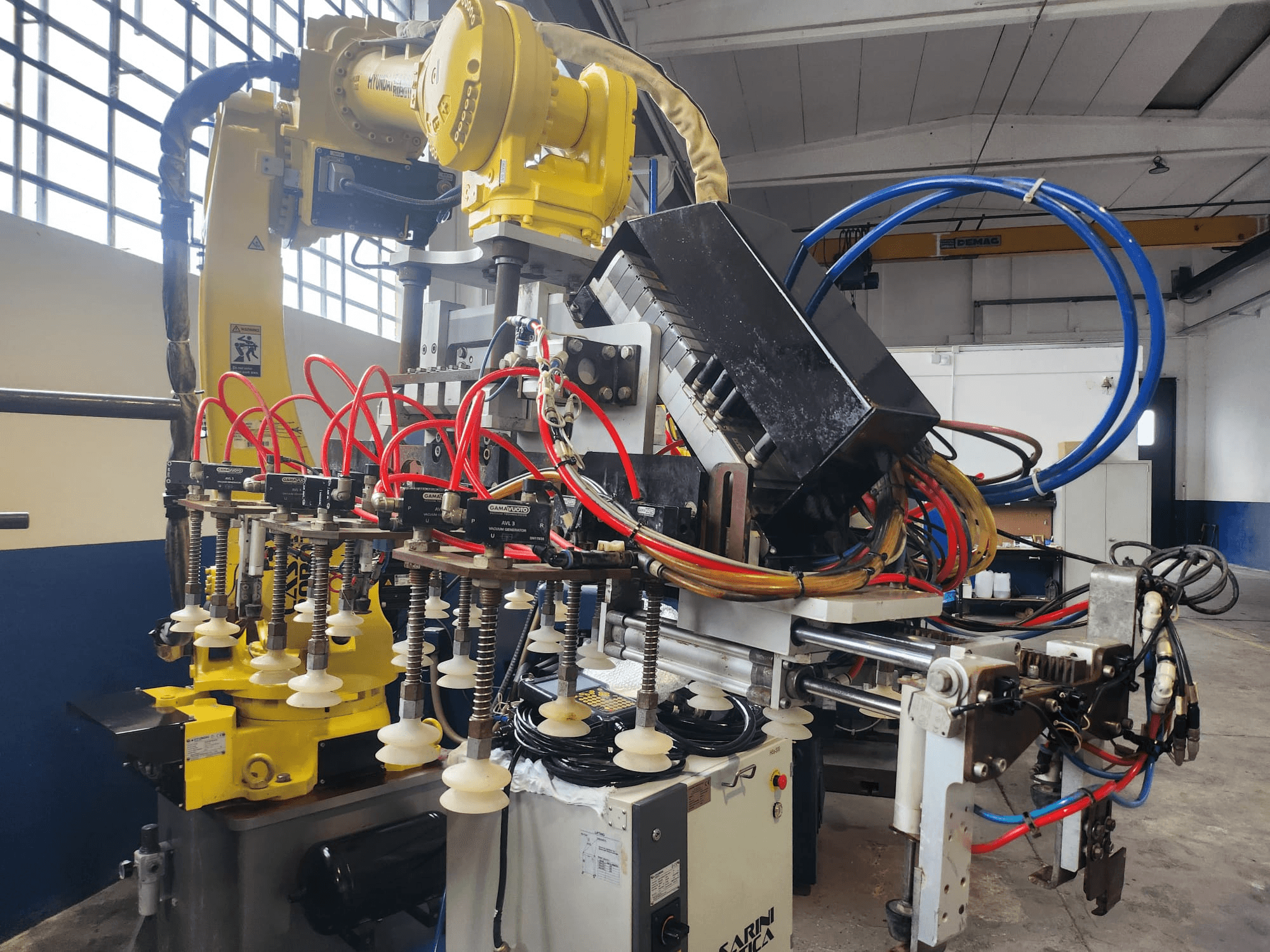 Hyundai Hi 5a-S robotkar elölnézetből, több tömlőt, vezérlőelemet és bonyolult kábelrendszert tartalmaz.