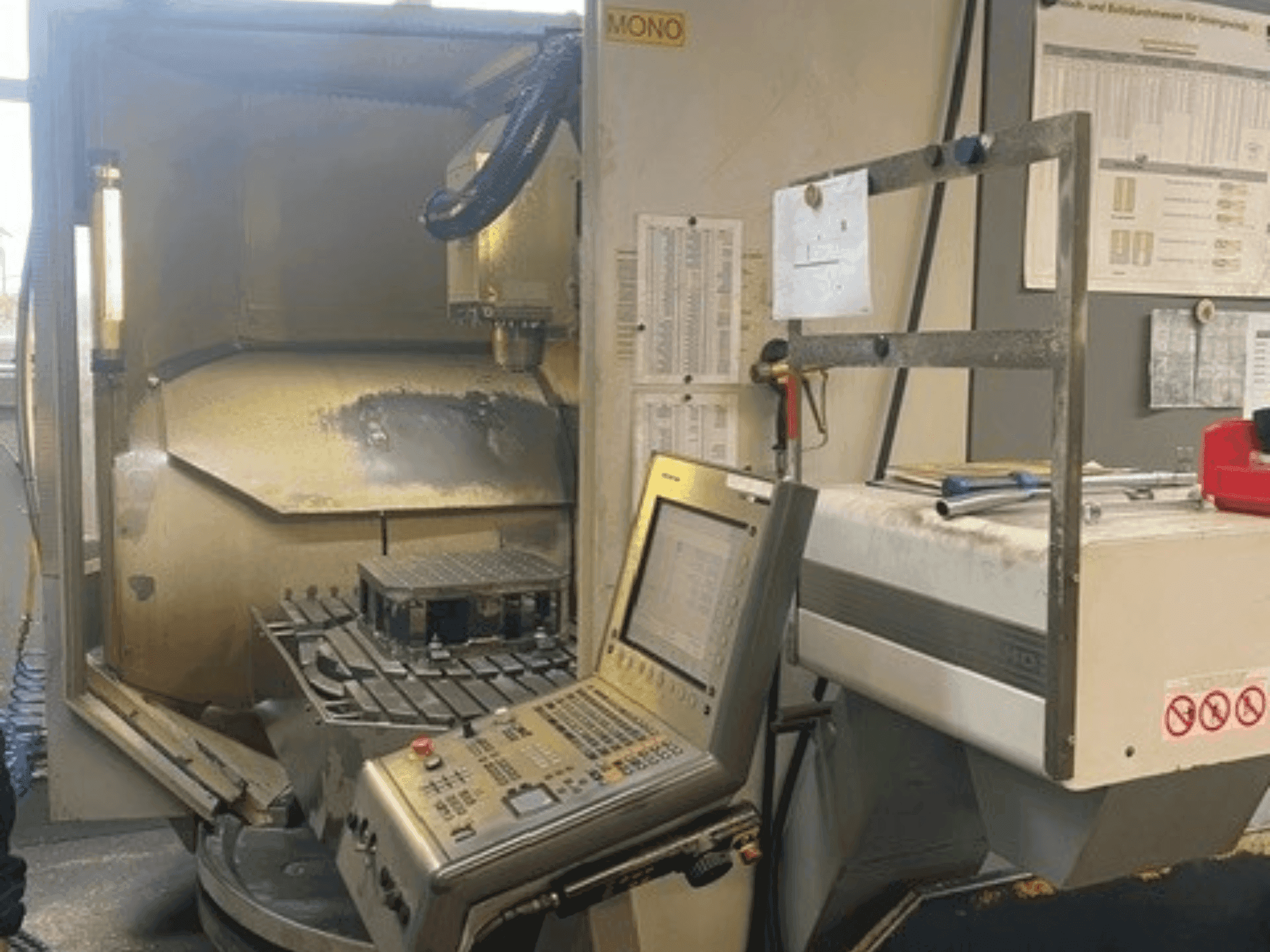 A DECKEL MAHO DMU 80 monoBLOCK simultan gép elölnézete