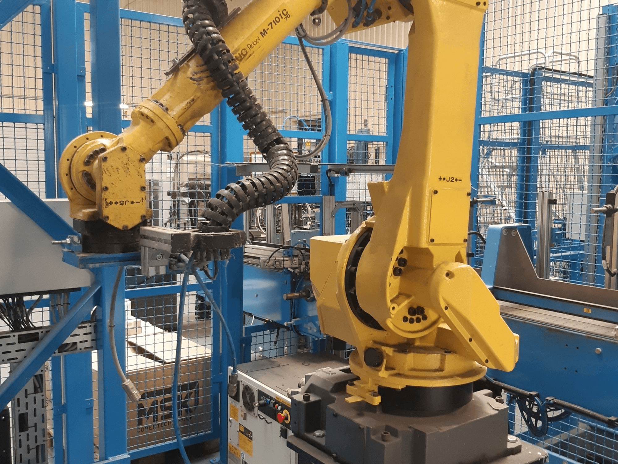 A FANUC M-710iC (2015) gép elölnézete