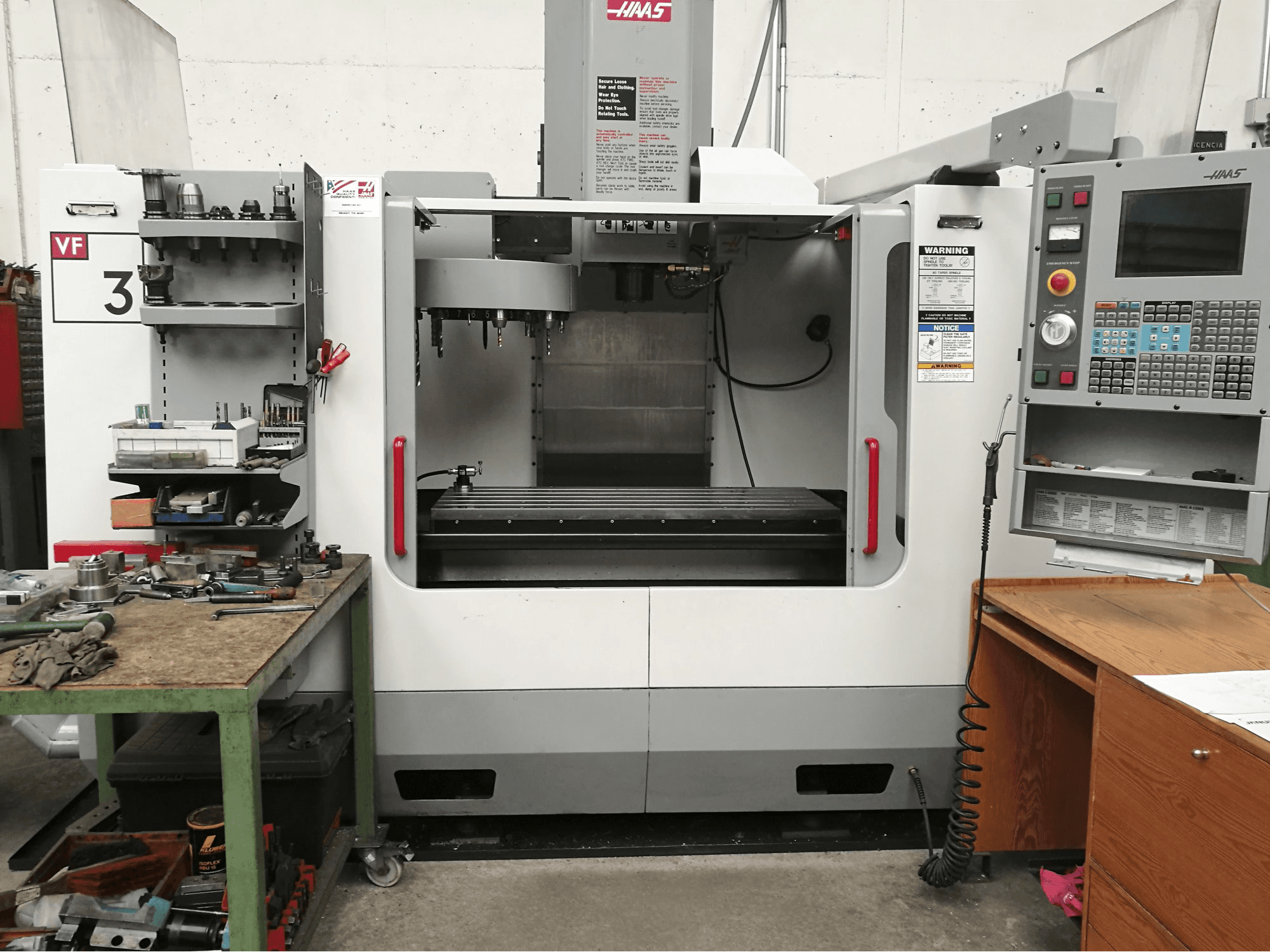 A HAAS VF-3BHE gép bal oldali nézete