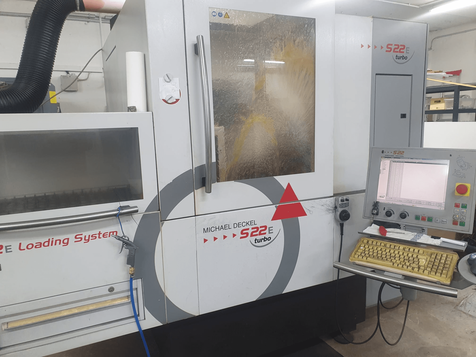 Michael Deckel S22 belső köszörűgép elölnézetben, vezérlőpanellel és betöltőrendszerrel.