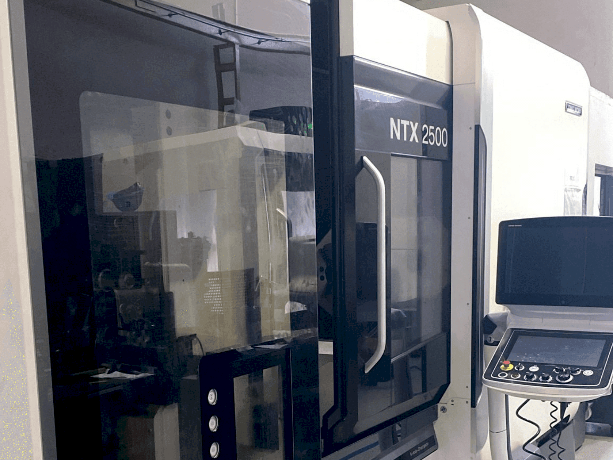 A DMG MORI NTX2500 / 1500 gép elölnézete
